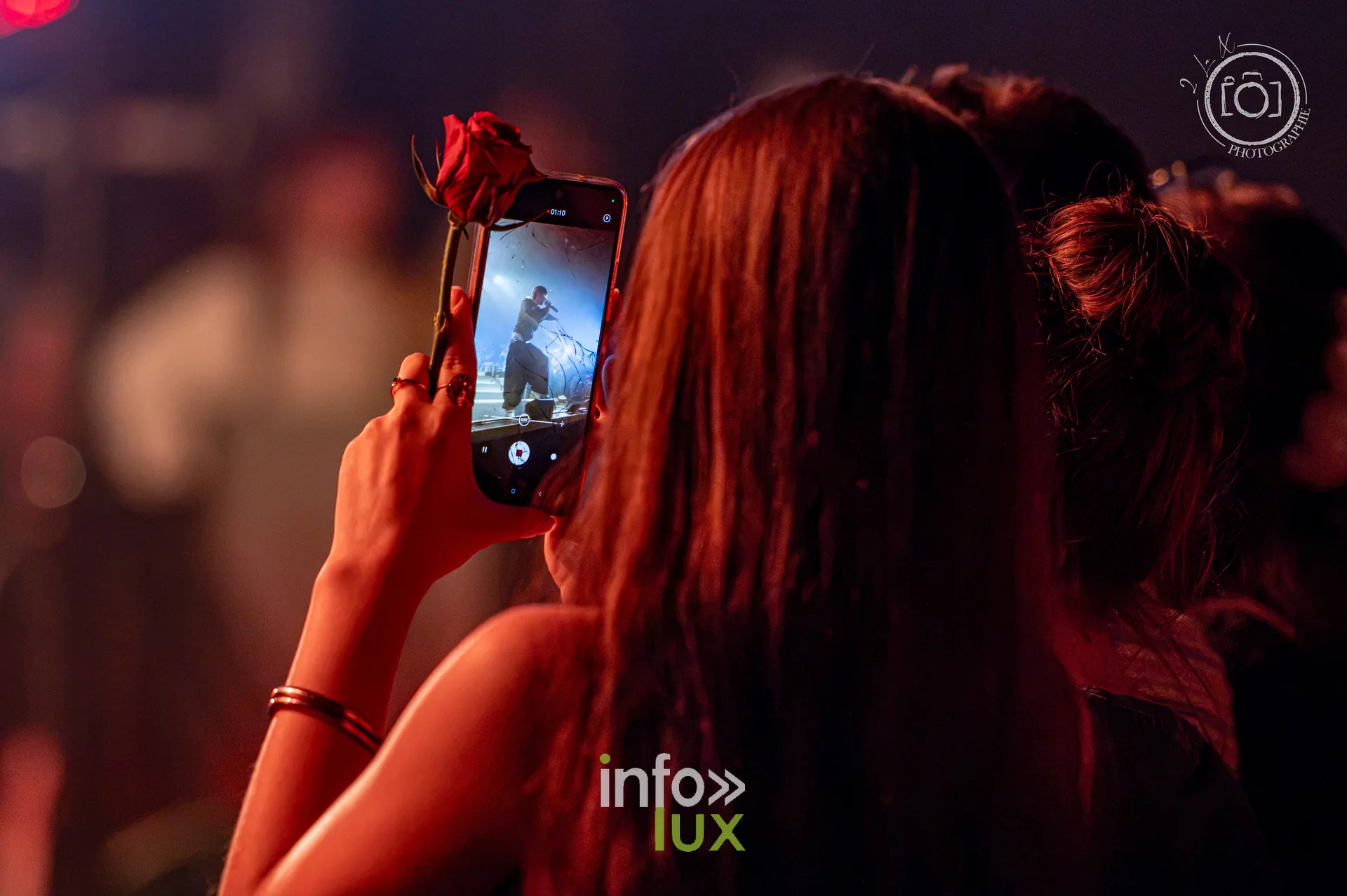 Concert de Fredz à L’Autre Canal, Nancy, 21 octobre 2026 : une spectatrice filme le concert, une rose à la main (photo 2 la X Photographie)