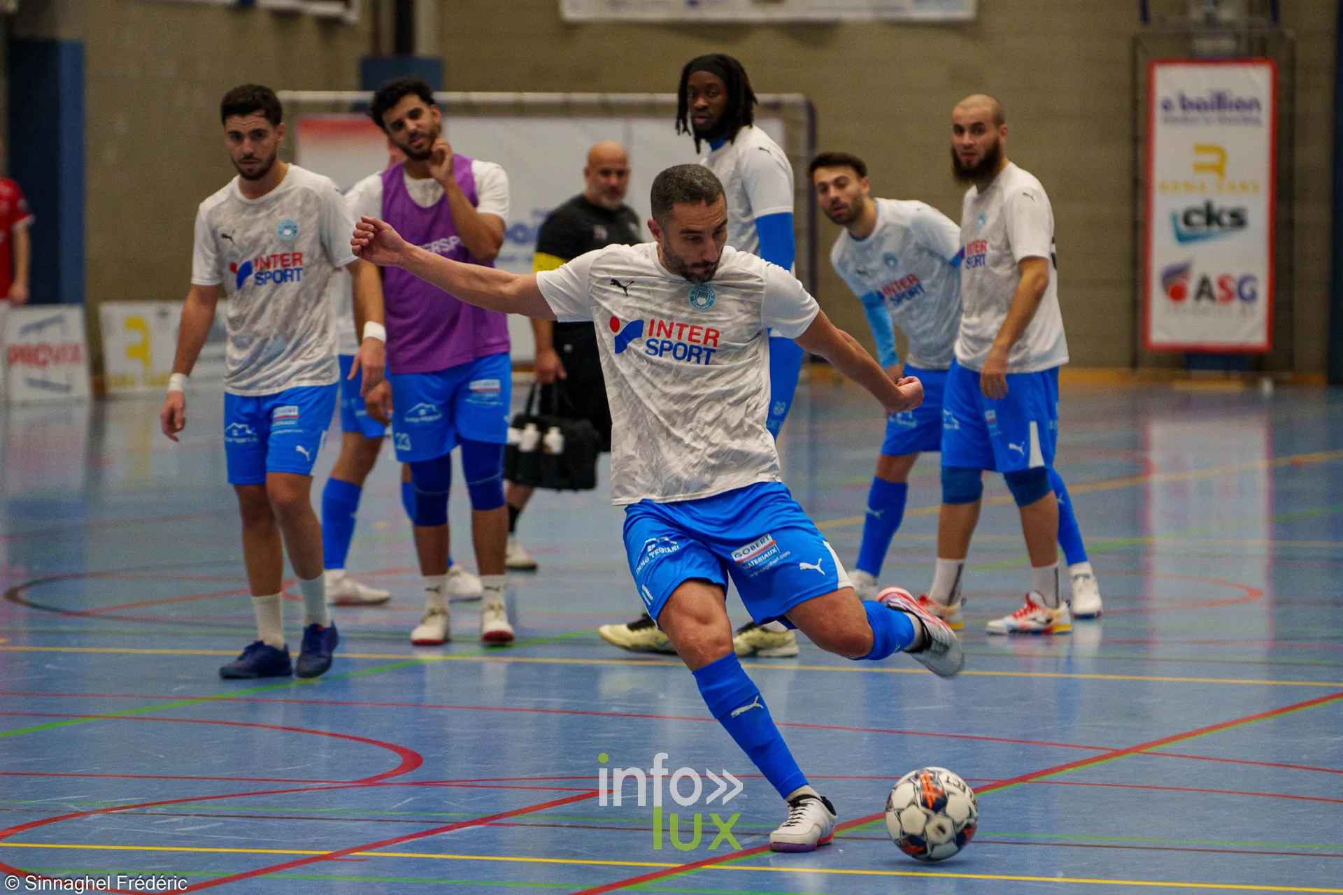 ZVK Eisden-Dorp – Futsal Team Charleroi (3-3), Division 1 Elite de futsal, Sporthal Helix de Maasmechelen, 30 octobre 2026 : un joueur de Charleroi à la frappe (photo Frédéric Sinnaghel – Photographe4ever)