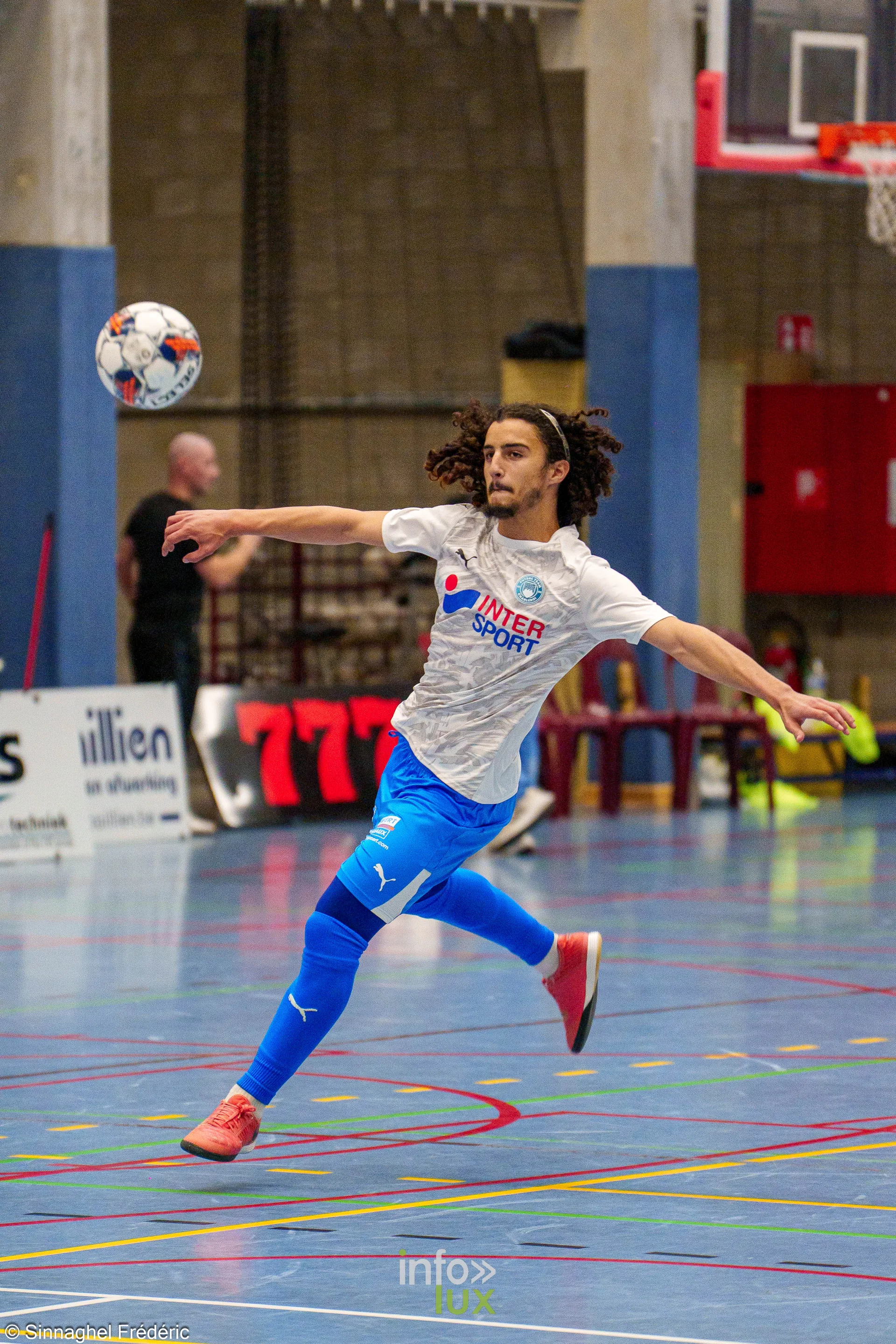 ZVK Eisden-Dorp – Futsal Team Charleroi (3-3), Division 1 Elite de futsal, Sporthal Helix de Maasmechelen, 30 octobre 2026 : un joueur de Charleroi en blanc, bras ouverts (photo Frédéric Sinnaghel – Photographe4ever)