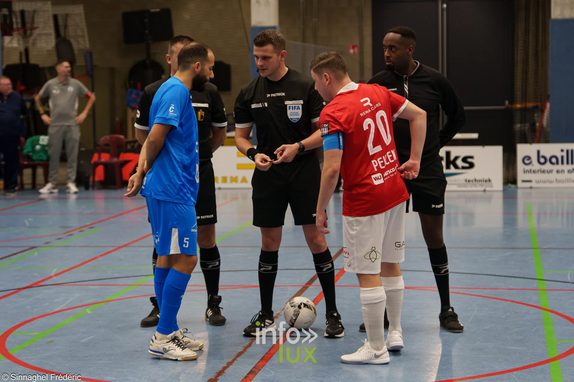 ZVK Eisden-Dorp – Futsal Team Charleroi (3-3), Division 1 Elite de futsal, Sporthal Helix de Maasmechelen, 30 octobre 2026 : le toss des capitaines avec les arbitres (photo Frédéric Sinnaghel – Photographe4ever)