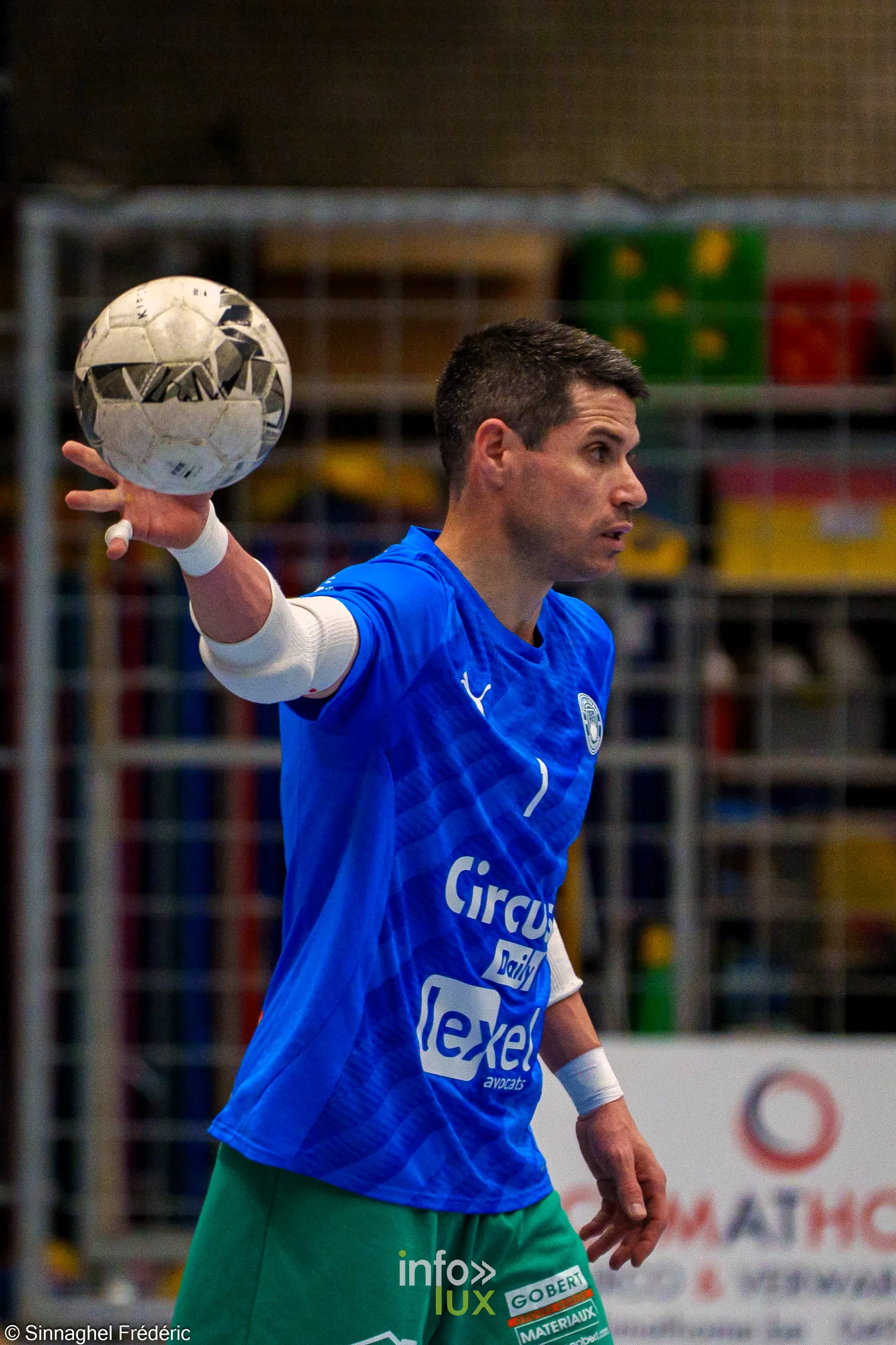 ZVK Eisden-Dorp – Futsal Team Charleroi (3-3), Division 1 Elite de futsal, Sporthal Helix de Maasmechelen, 30 octobre 2026 : un joueur de Charleroi, ballon en main (photo Frédéric Sinnaghel – Photographe4ever)