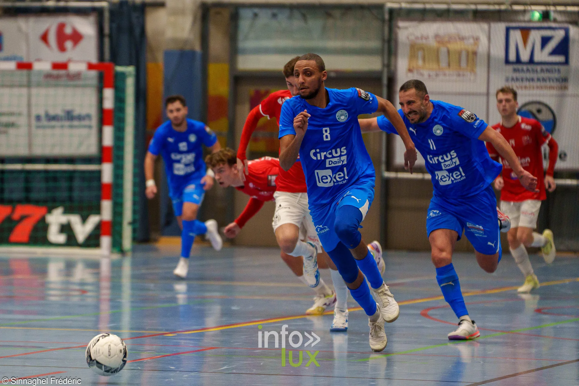 ZVK Eisden-Dorp – Futsal Team Charleroi (3-3), Division 1 Elite de futsal, Sporthal Helix de Maasmechelen, 30 octobre 2026 : un duel devant le but d’Eisden (photo Frédéric Sinnaghel – Photographe4ever)