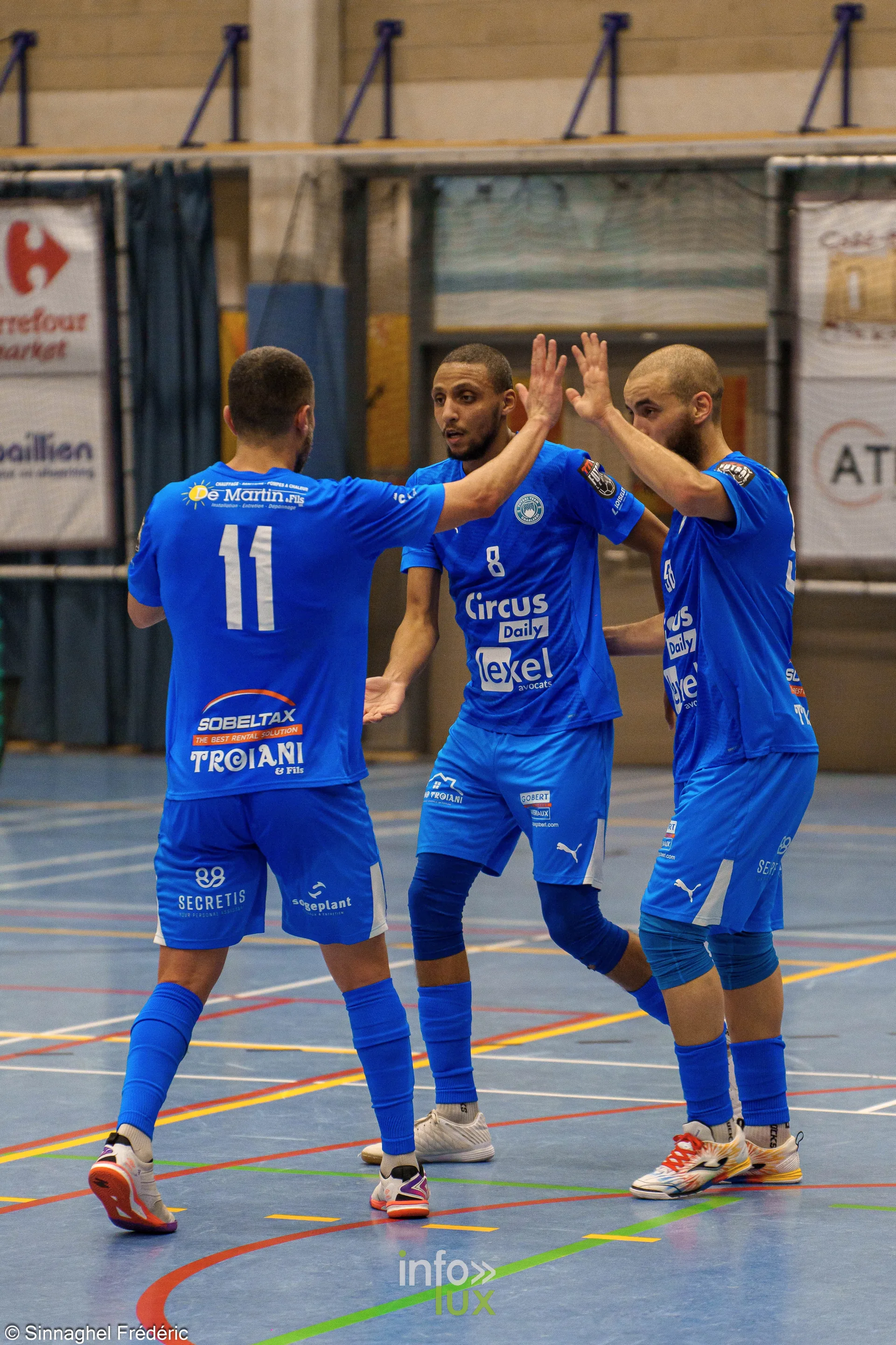 ZVK Eisden-Dorp – Futsal Team Charleroi (3-3), Division 1 Elite de futsal, Sporthal Helix de Maasmechelen, 30 octobre 2026 : des joueurs de Charleroi qui se congratulent (photo Frédéric Sinnaghel – Photographe4ever)