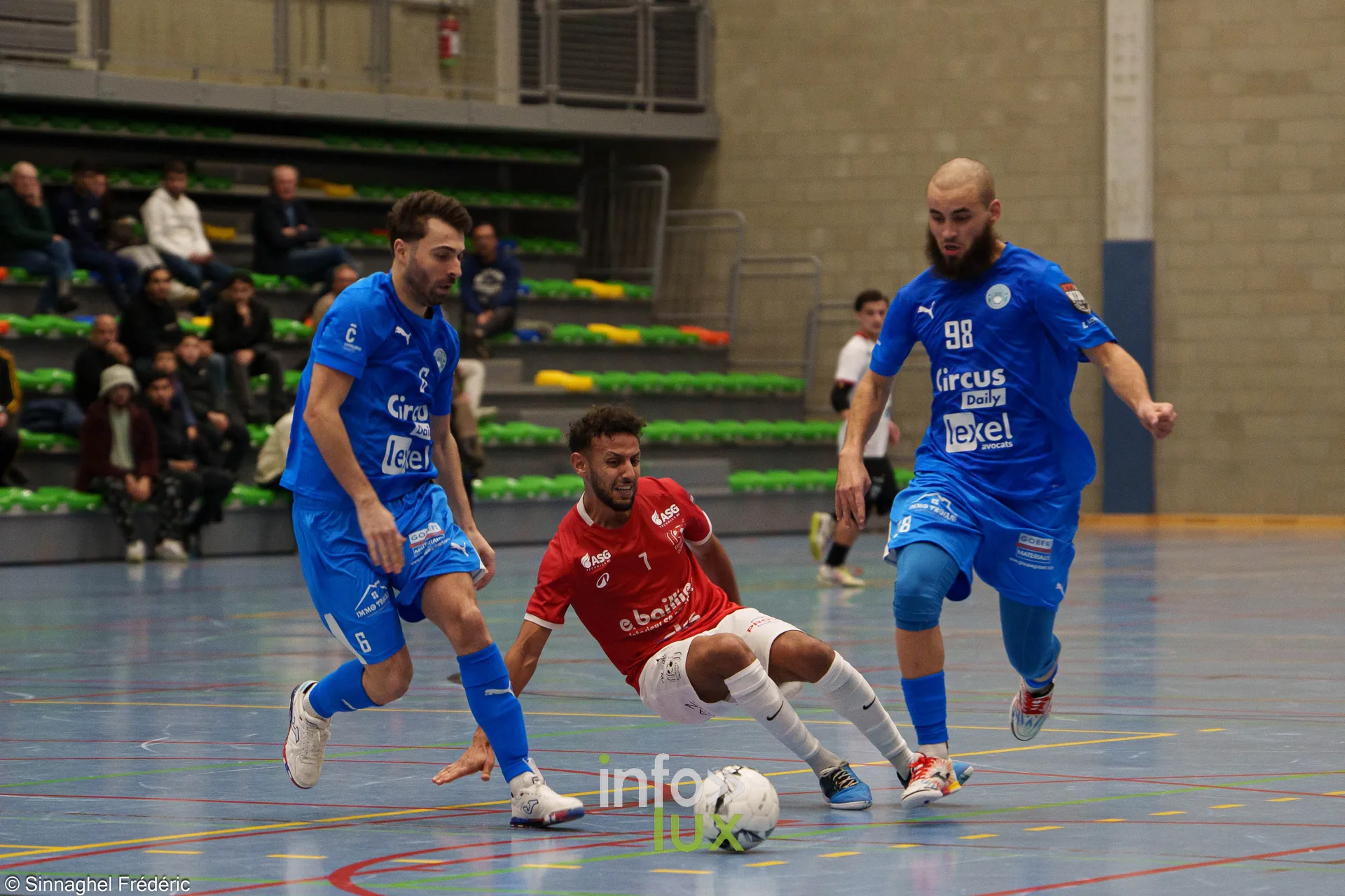 ZVK Eisden-Dorp – Futsal Team Charleroi (3-3), Division 1 Elite de futsal, Sporthal Helix de Maasmechelen, 30 octobre 2026 : un duel au sol (photo Frédéric Sinnaghel – Photographe4ever)