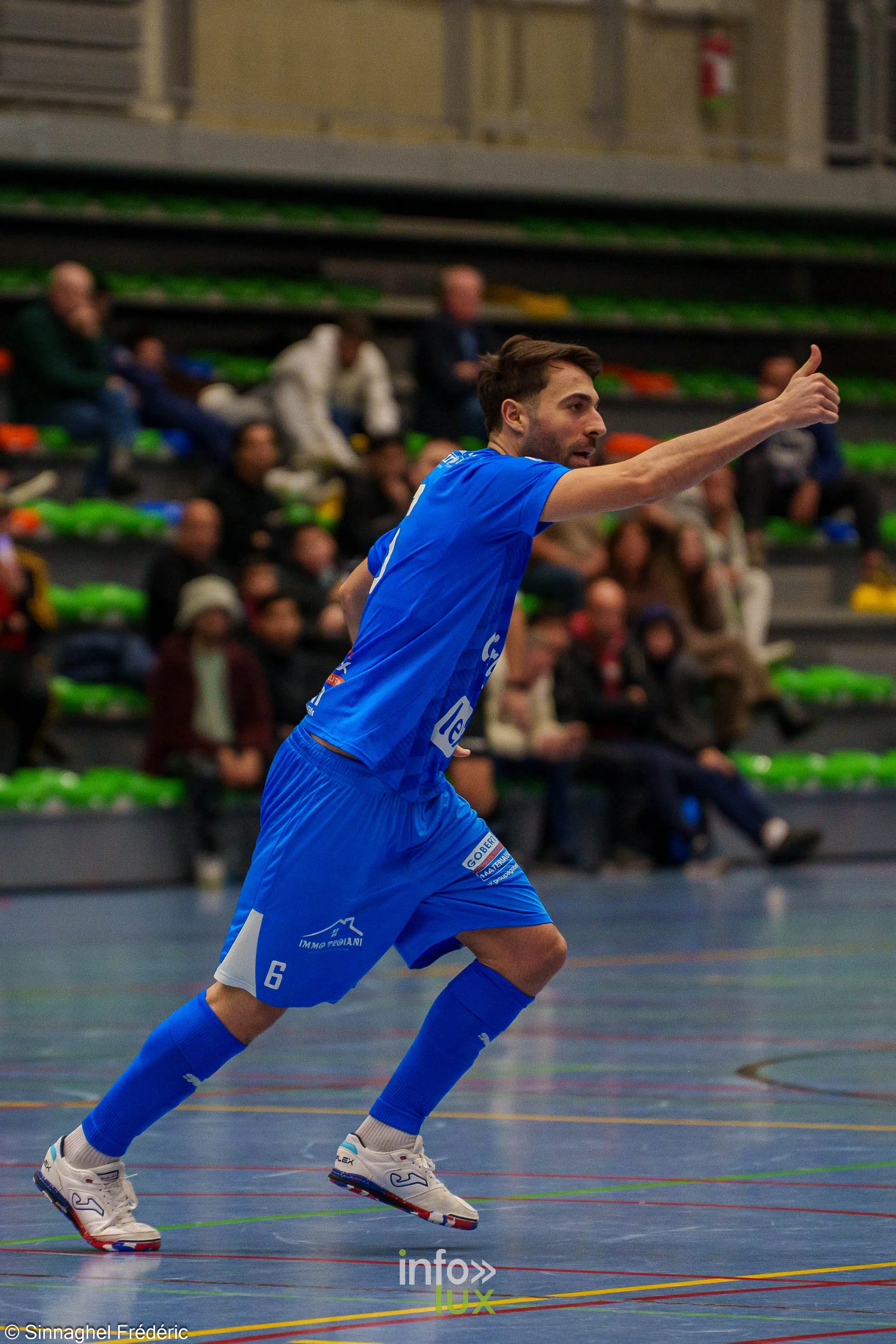 ZVK Eisden-Dorp – Futsal Team Charleroi (3-3), Division 1 Elite de futsal, Sporthal Helix de Maasmechelen, 30 octobre 2026 : un joueur de Charleroi, le pouce levé (photo Frédéric Sinnaghel – Photographe4ever)