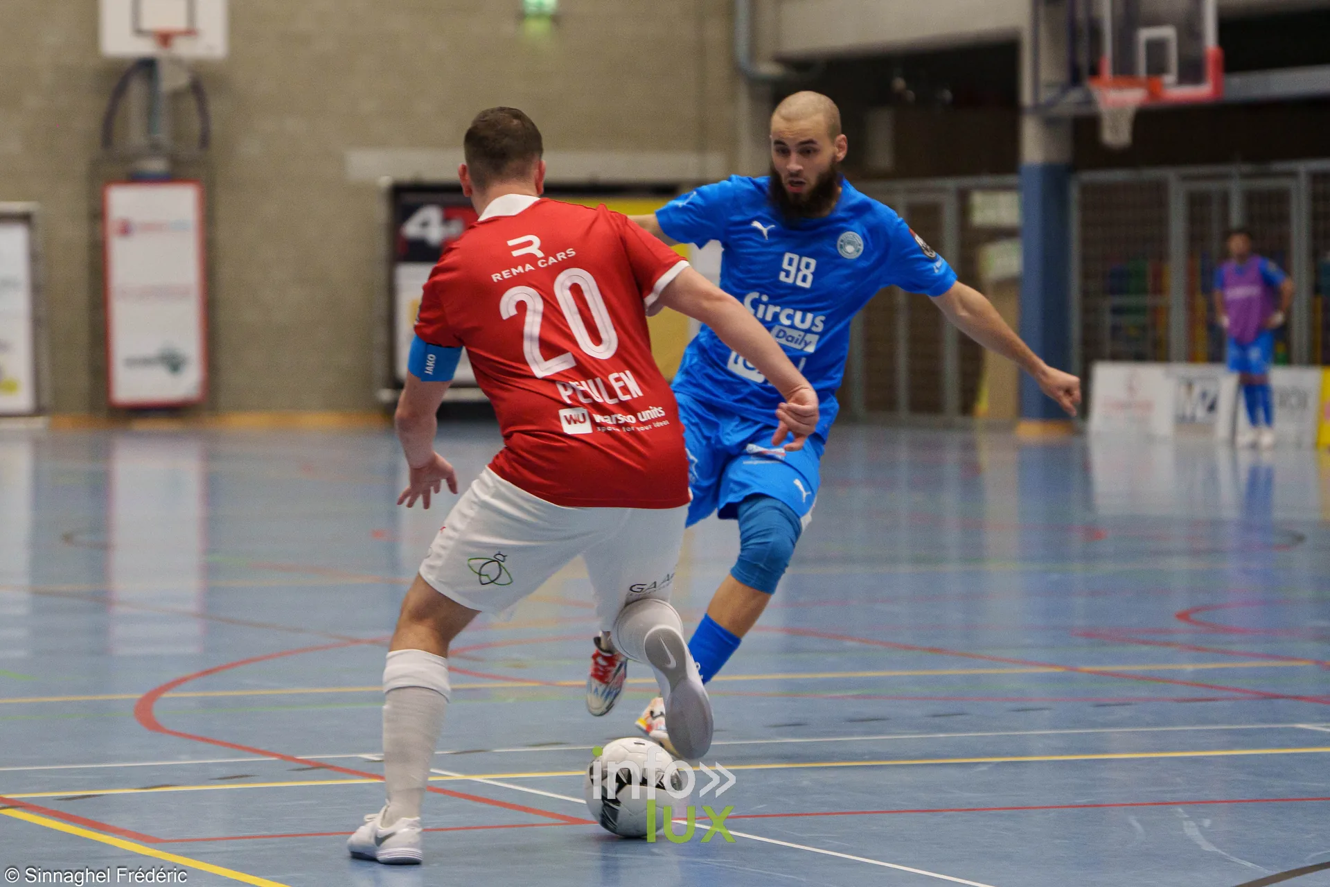 ZVK Eisden-Dorp – Futsal Team Charleroi (3-3), Division 1 Elite de futsal, Sporthal Helix de Maasmechelen, 30 octobre 2026 : le numéro 20 d’Eisden face à un joueur de Charleroi (photo Frédéric Sinnaghel – Photographe4ever)