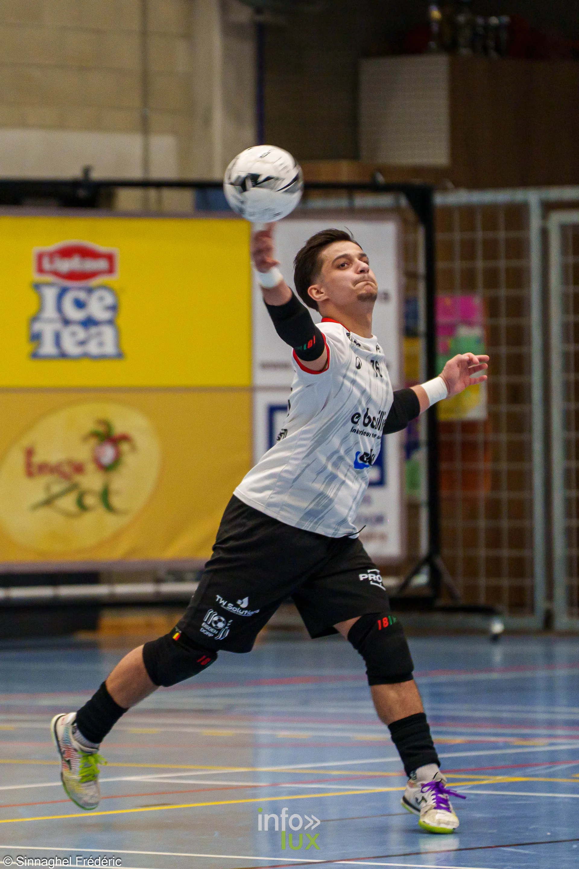 ZVK Eisden-Dorp – Futsal Team Charleroi (3-3), Division 1 Elite de futsal, Sporthal Helix de Maasmechelen, 30 octobre 2026 : le gardien de Charleroi qui relance (photo Frédéric Sinnaghel – Photographe4ever)