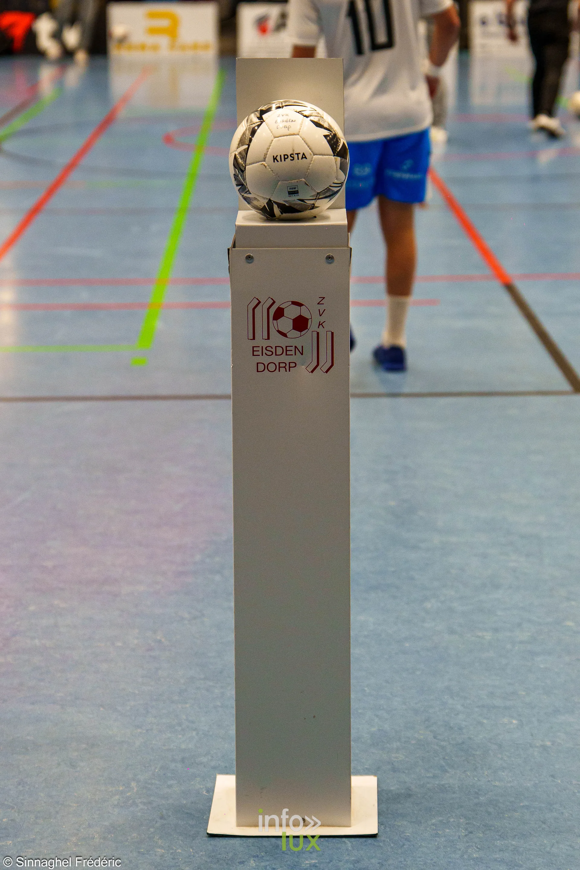 ZVK Eisden-Dorp – Futsal Team Charleroi (3-3), Division 1 Elite de futsal, Sporthal Helix de Maasmechelen, 30 octobre 2026 : le ballon du match sur son socle (photo Frédéric Sinnaghel – Photographe4ever)
