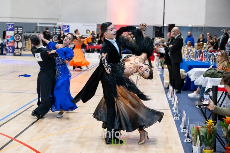 Couples en danses standards sur la piste du Grand Open de Metz, au Palais des Sports