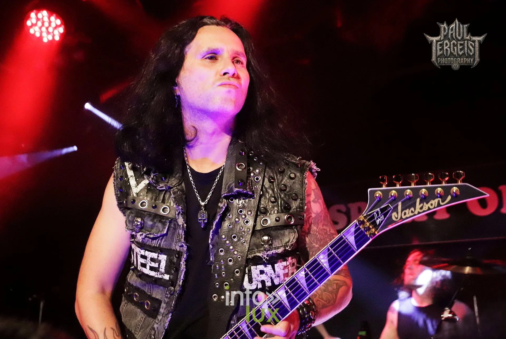 Gus G et Ronnie Romero au Spirit of 66 à Verviers, 5 octobre 2026 : Gus G sous les lumières rouges