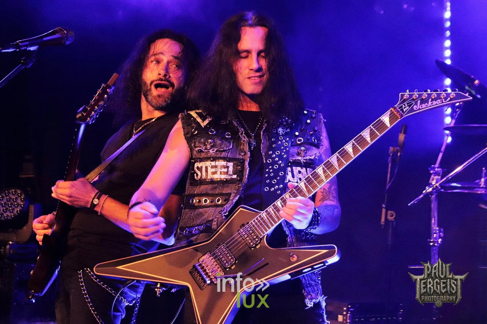 Gus G et Ronnie Romero au Spirit of 66 à Verviers, 5 octobre 2026 : Gus G et un de ses musiciens dans la lumière bleue