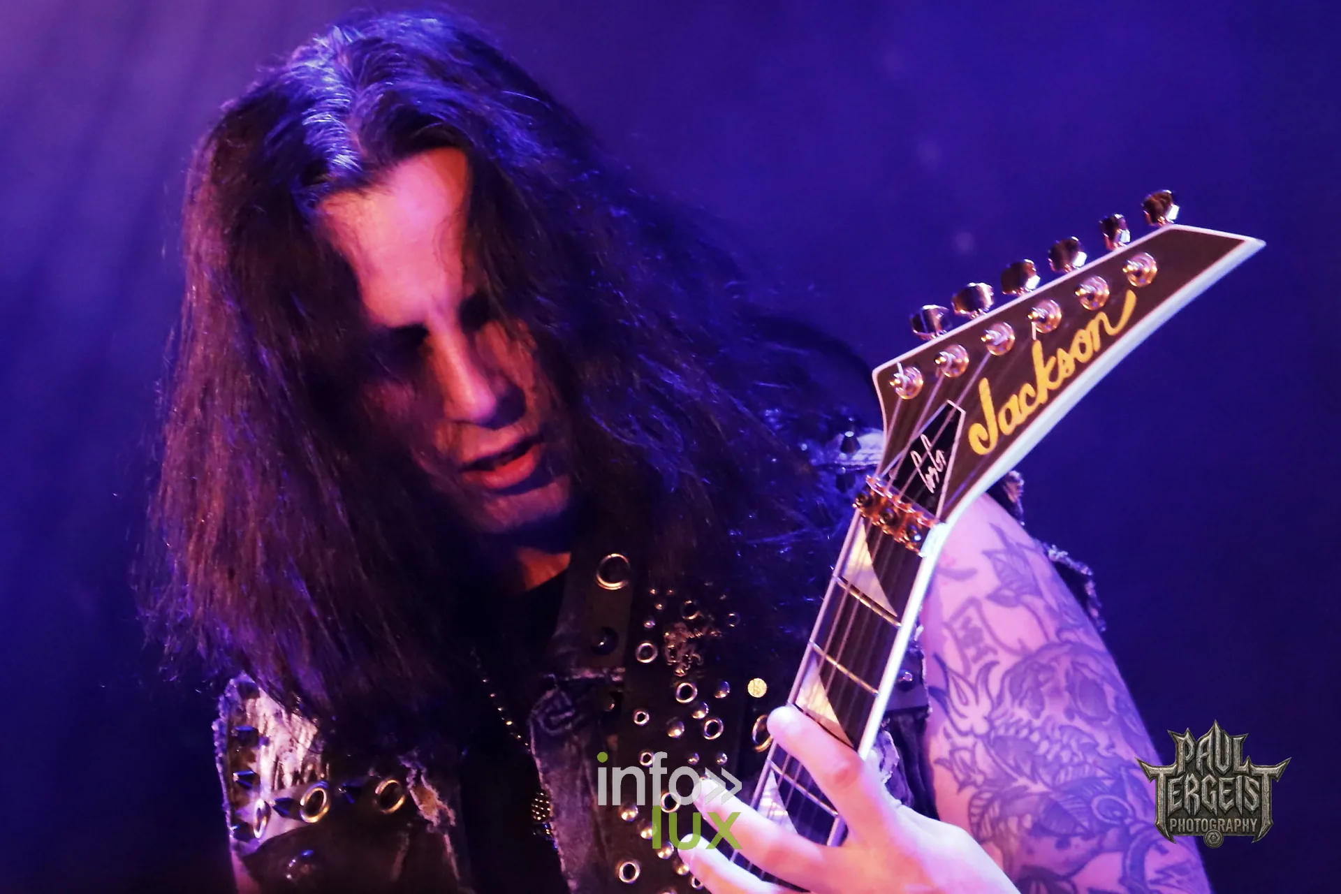 Gus G et Ronnie Romero au Spirit of 66 à Verviers, 5 octobre 2026 : Gus G penché sur sa guitare, cheveux au vent