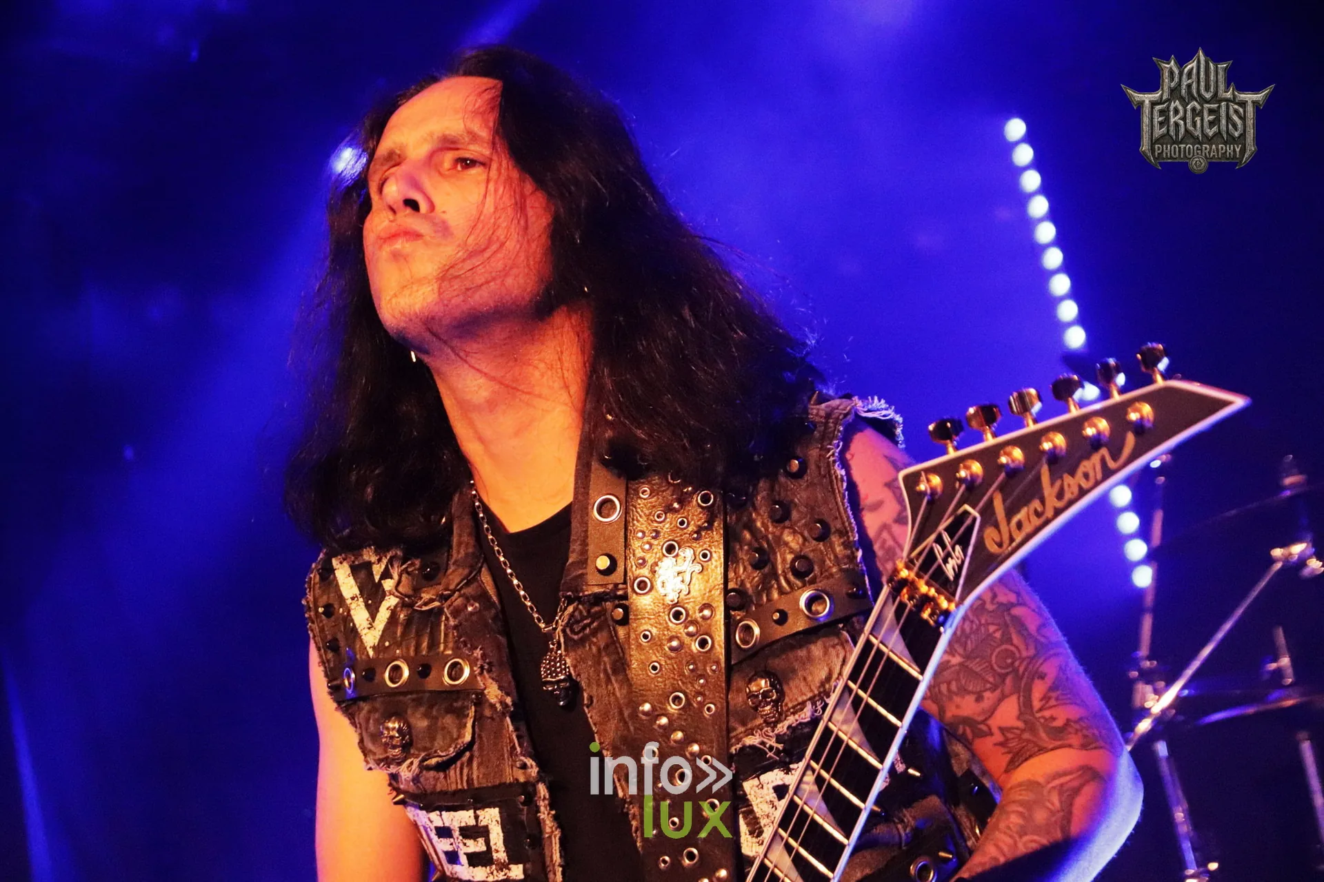 Gus G et Ronnie Romero au Spirit of 66 à Verviers, 5 octobre 2026 : Gus G, tête en arrière, sous les lumières bleues