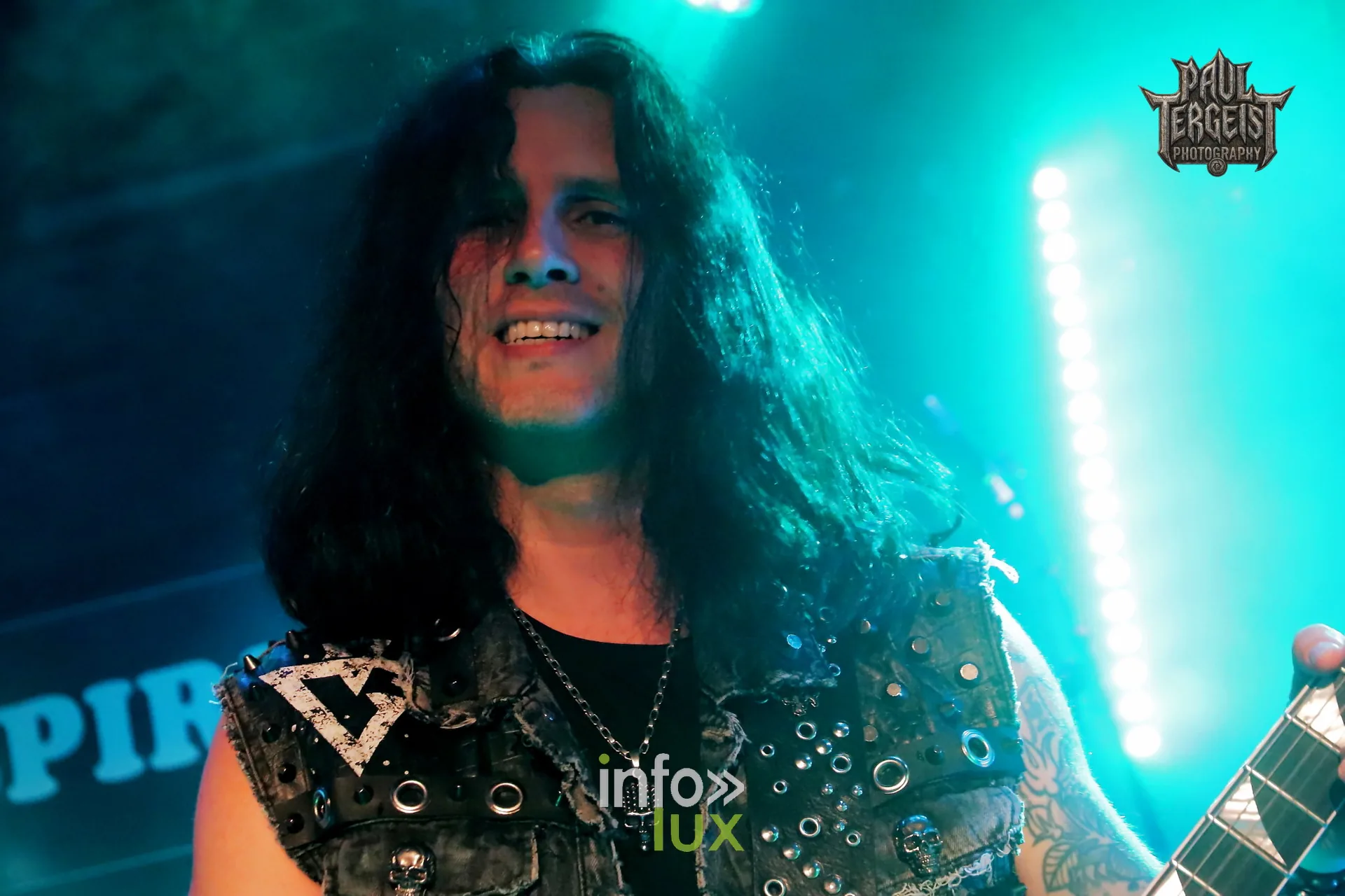 Gus G et Ronnie Romero au Spirit of 66 à Verviers, 5 octobre 2026 : Gus G souriant, sous les lumières turquoise