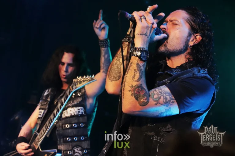 Gus G et Ronnie Romero au Spirit of 66 à Verviers, 5 octobre 2026 : Ronnie Romero au chant, Gus G à la guitare derrière lui
