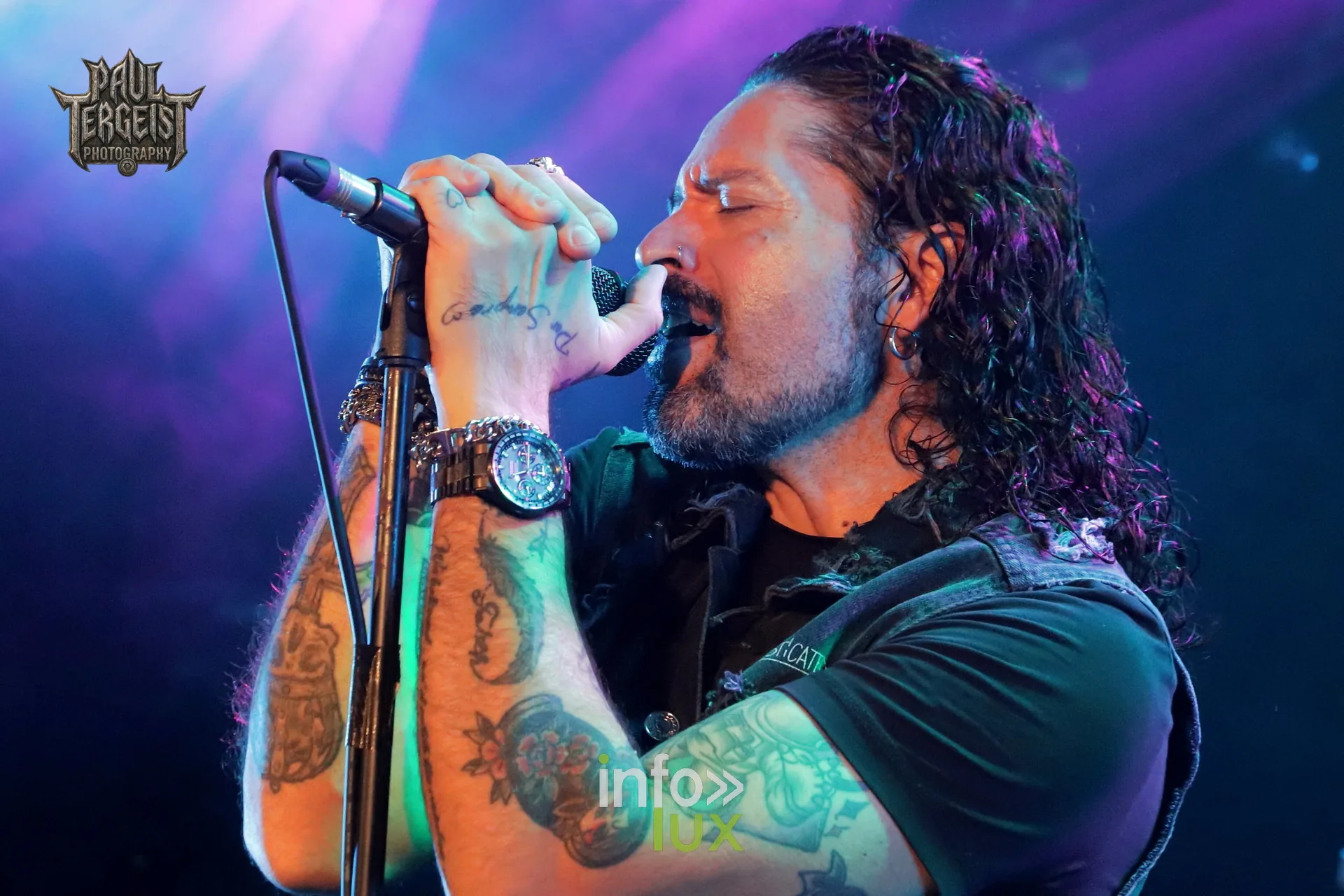 Gus G et Ronnie Romero au Spirit of 66 à Verviers, 5 octobre 2026 : Ronnie Romero au chant, mains sur le micro