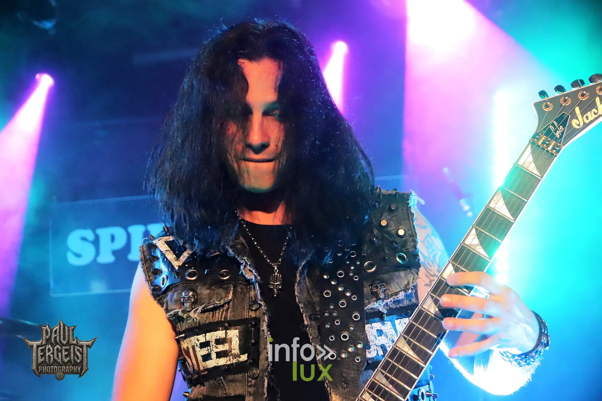 Gus G et Ronnie Romero au Spirit of 66 à Verviers, 5 octobre 2026 : Gus G à la guitare sous les projecteurs roses