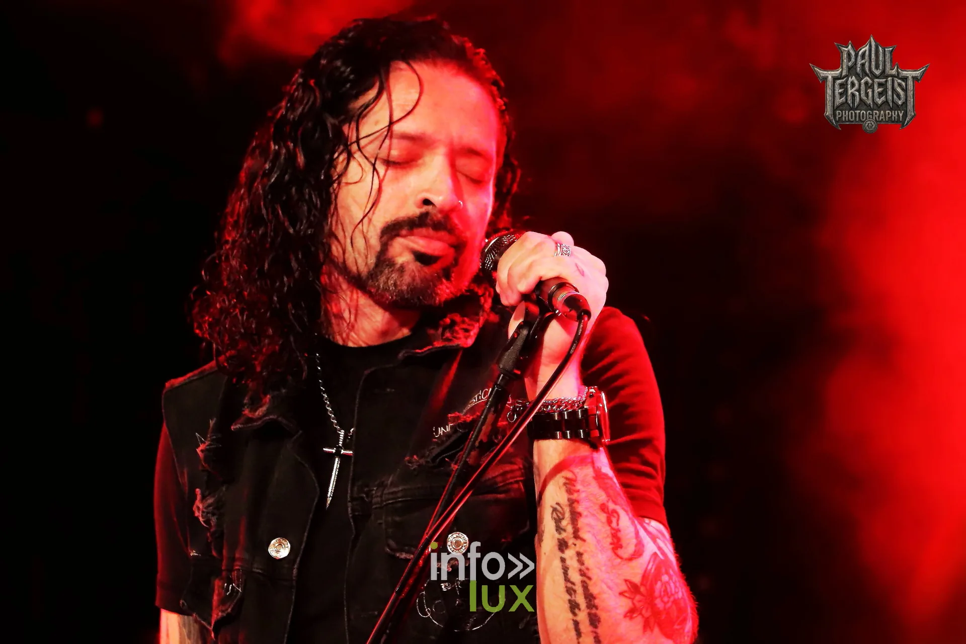Gus G et Ronnie Romero au Spirit of 66 à Verviers, 5 octobre 2026 : Ronnie Romero au chant dans la lumière rouge