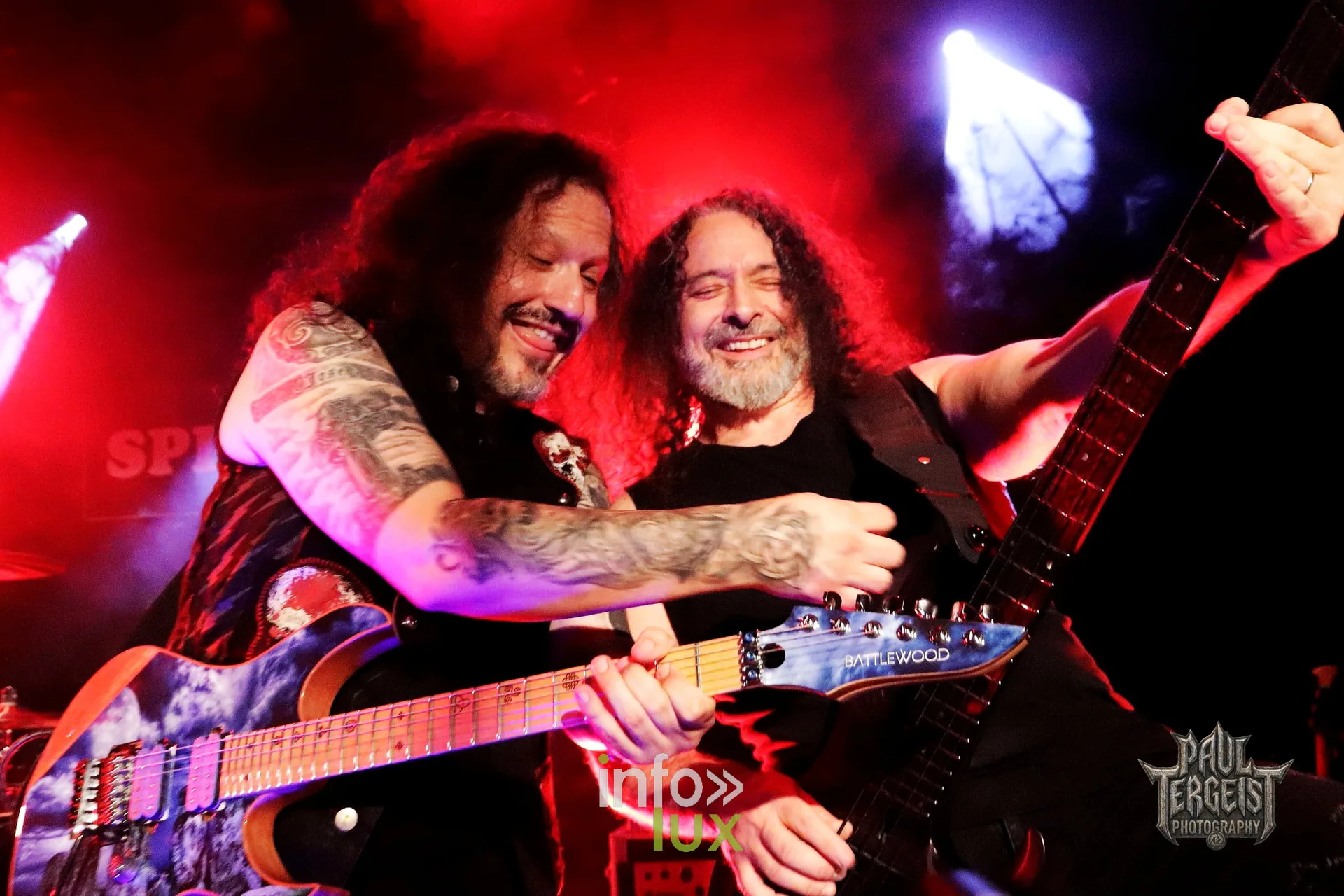Gus G et Ronnie Romero au Spirit of 66 à Verviers, 5 octobre 2026 : Ronnie Romero enlace José Rubio et sa guitare