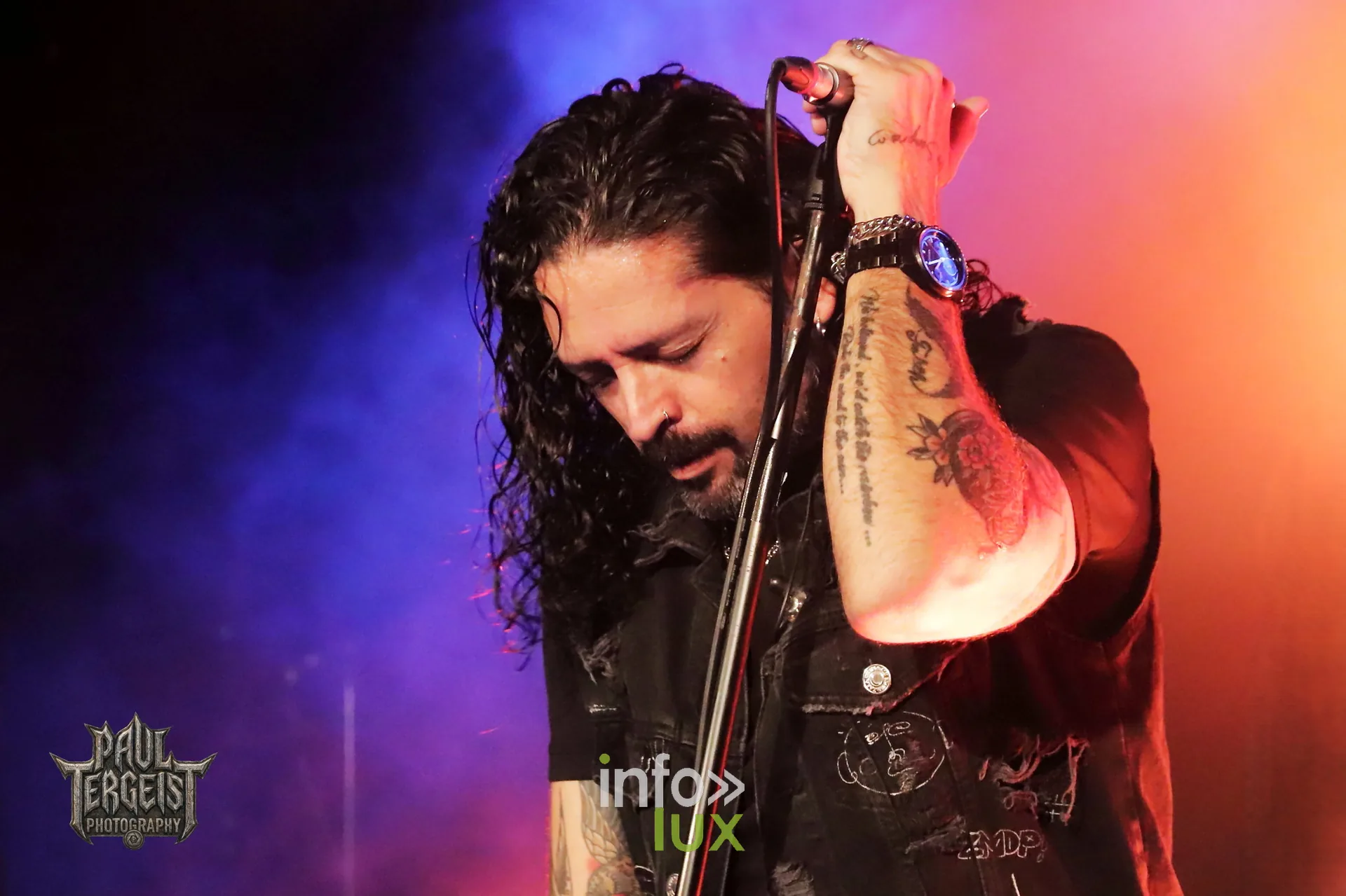 Gus G et Ronnie Romero au Spirit of 66 à Verviers, 5 octobre 2026 : Ronnie Romero penché sur son pied de micro