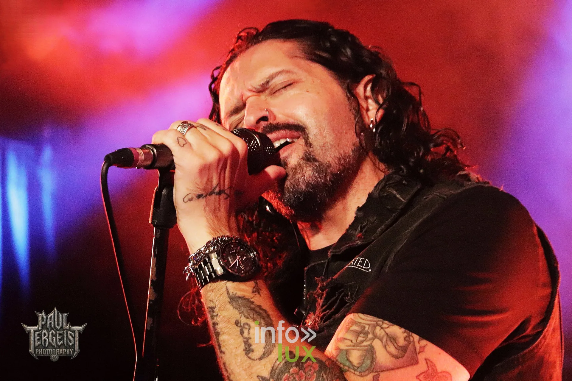 Gus G et Ronnie Romero au Spirit of 66 à Verviers, 5 octobre 2026 : Ronnie Romero au chant, dans la fumée rouge