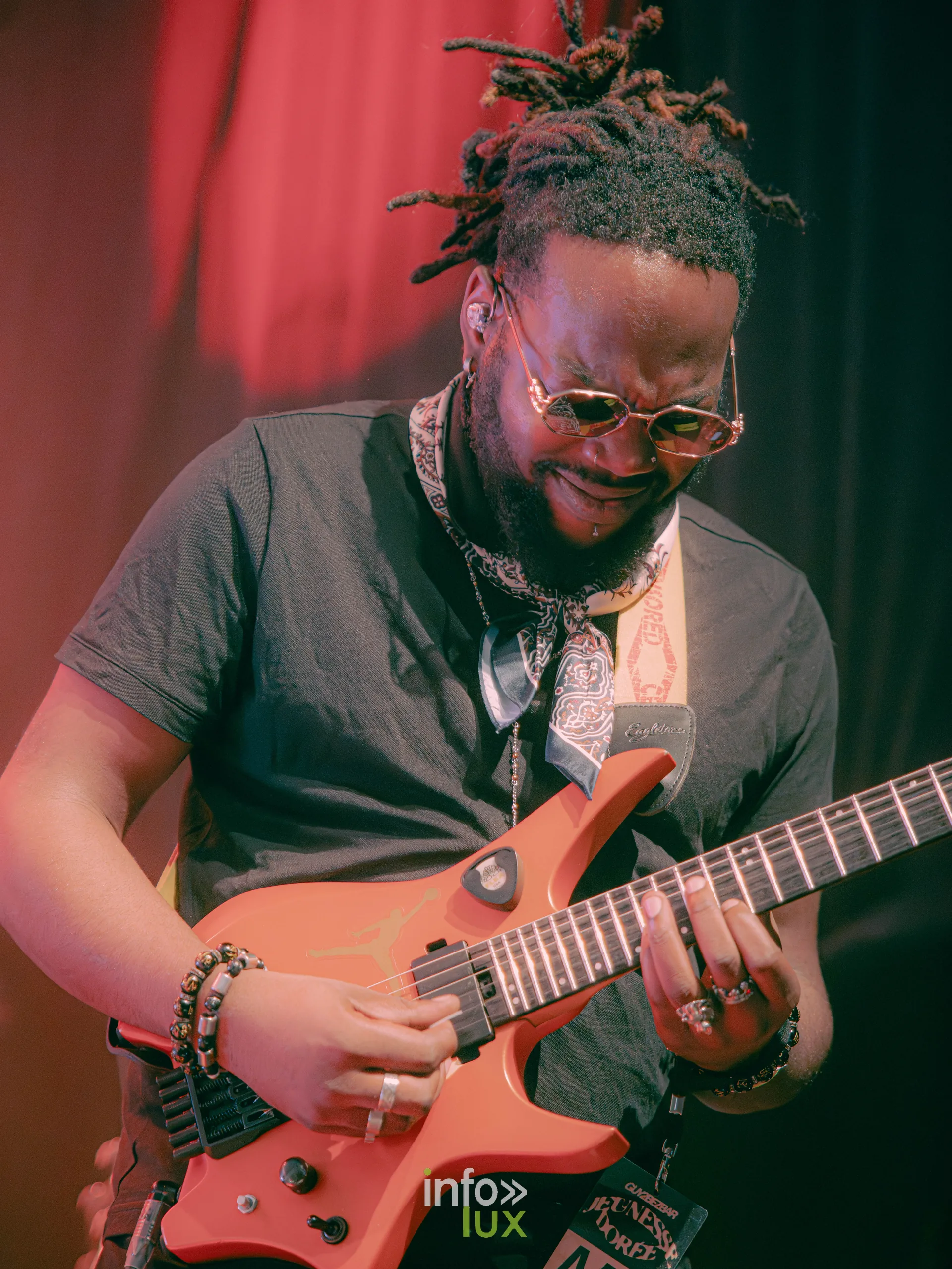 Concert de Guy2Bezbar à L’Autre Canal, Nancy, 22 octobre 2026 : un guitariste sur la scène de L’Autre Canal (photo Rawzeno)