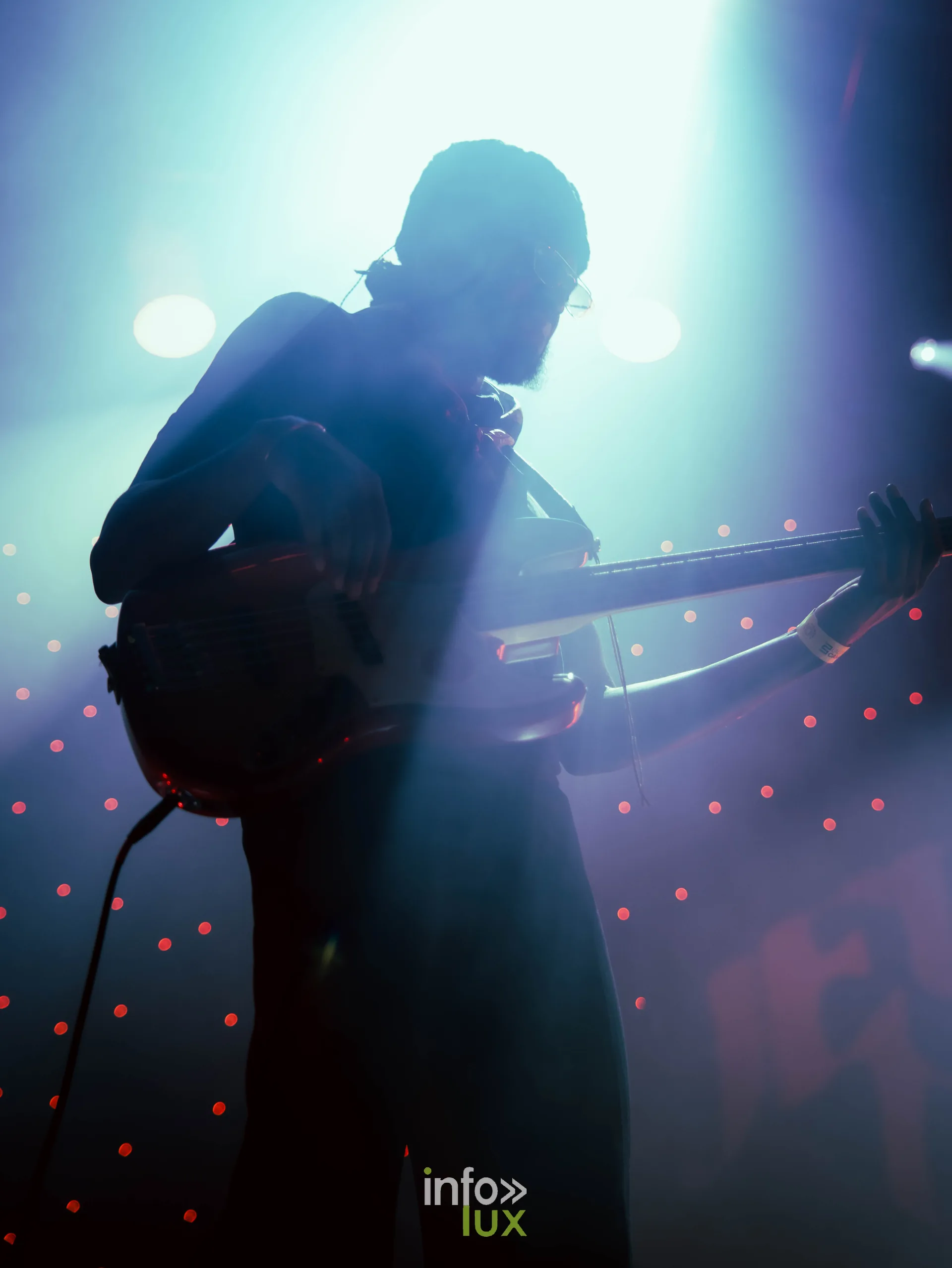 Concert de Guy2Bezbar à L’Autre Canal, Nancy, 22 octobre 2026 : un guitariste sur la scène de L’Autre Canal (photo Rawzeno)