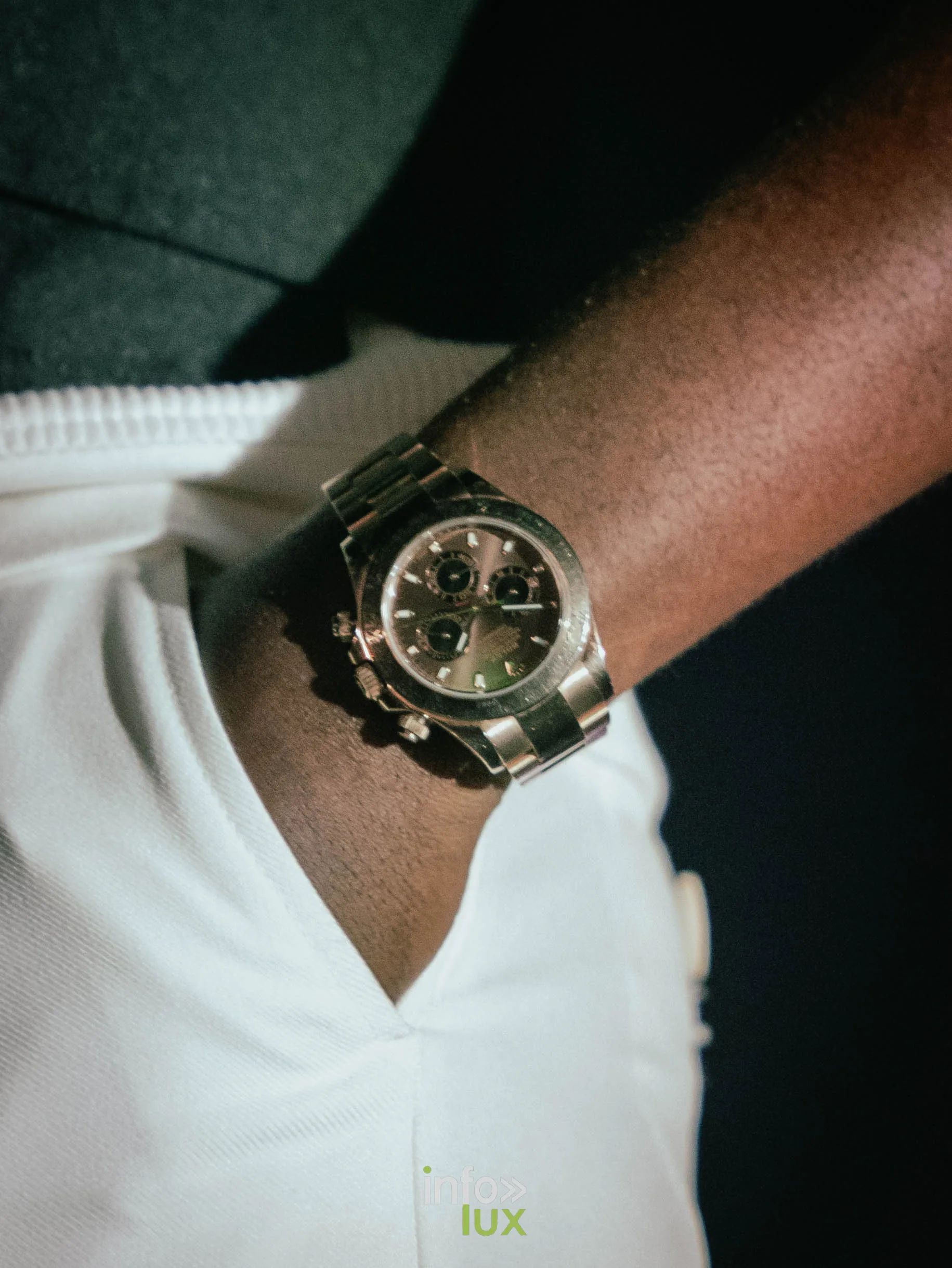 Concert de Guy2Bezbar à L’Autre Canal, Nancy, 22 octobre 2026 : détail d’une montre sur scène (photo Rawzeno)