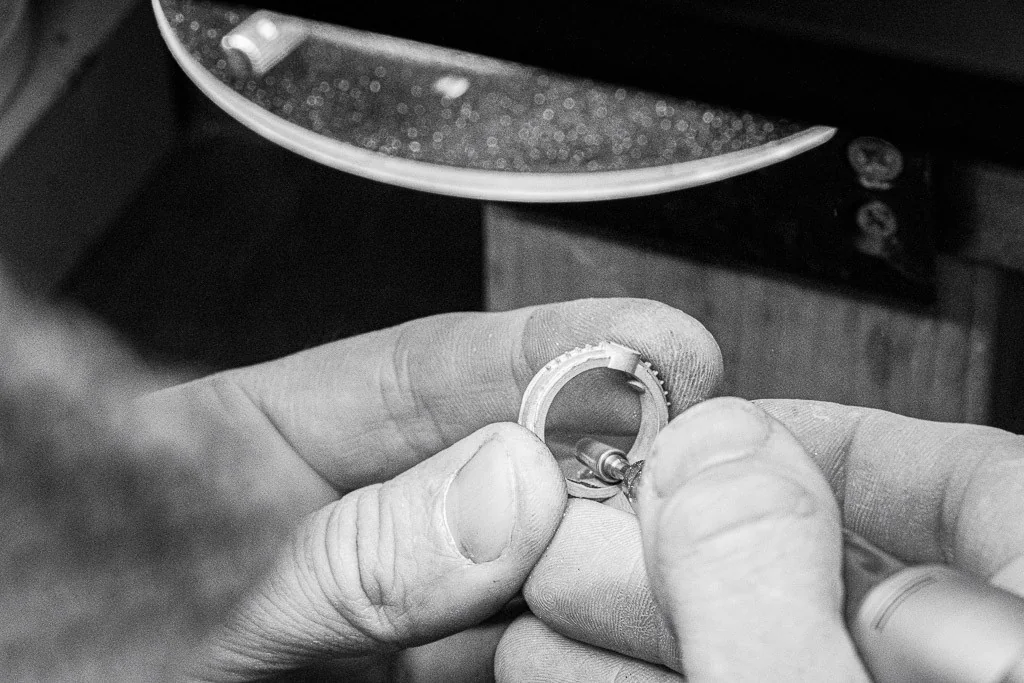 Bague sertie tenue entre les doigts à l’atelier Hans Nagy