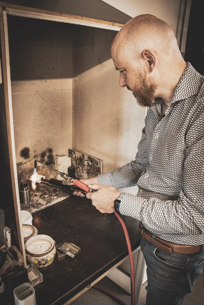 Hans Nagy, artisan bijoutier-joaillier, dans son atelier de Marche-en-Famenne