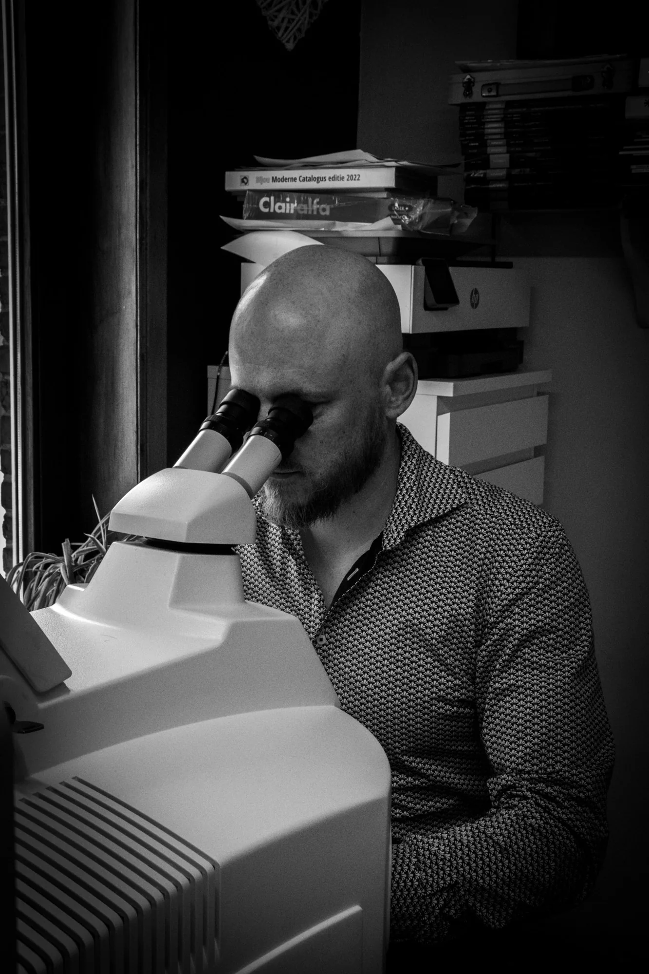 Hans Nagy au microscope de sertissage dans son atelier de Marche-en-Famenne