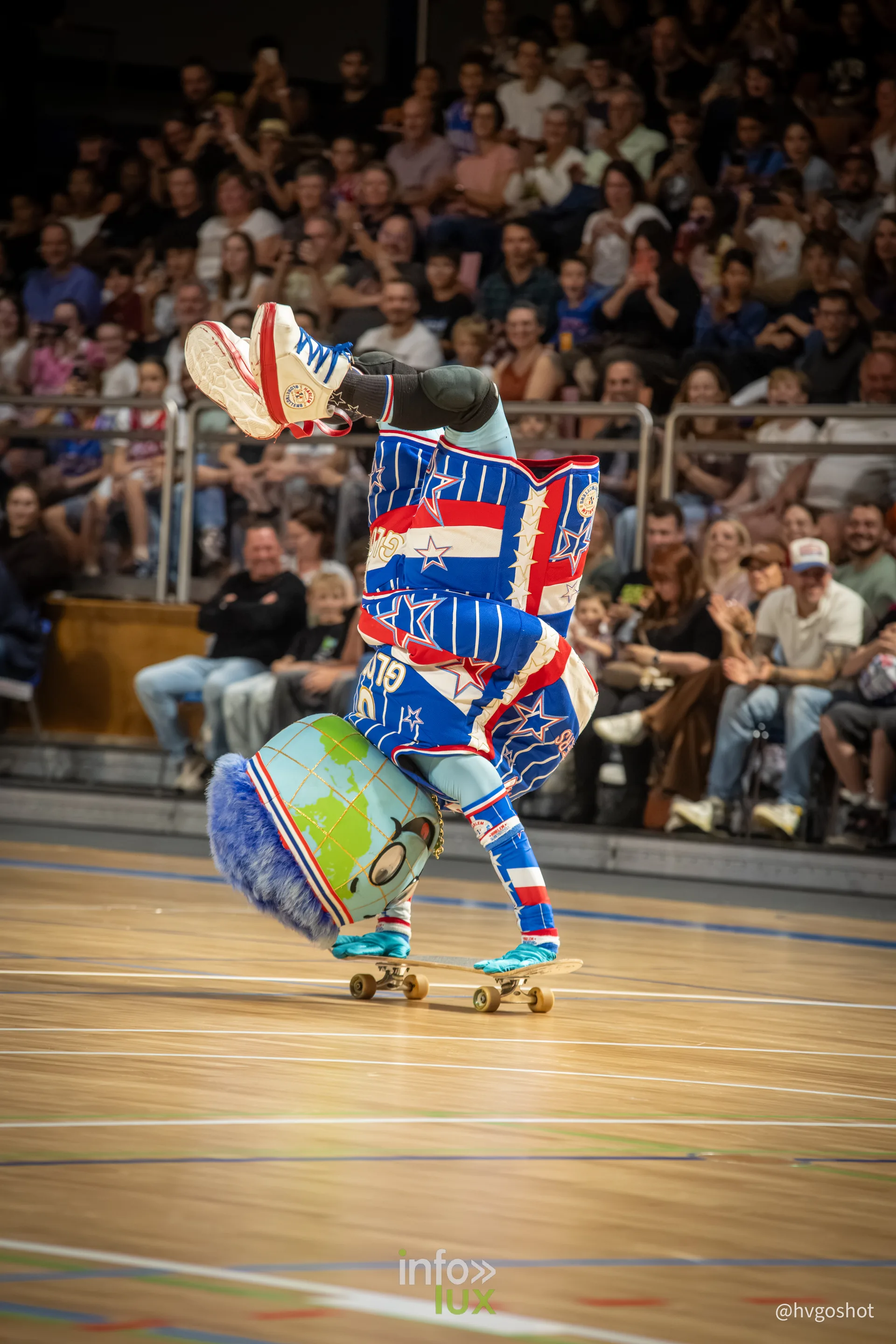 Harlem Globetrotters à la Coque de Luxembourg, 3 octobre 2026 : la mascotte des Harlem Globetrotters sur un skateboard