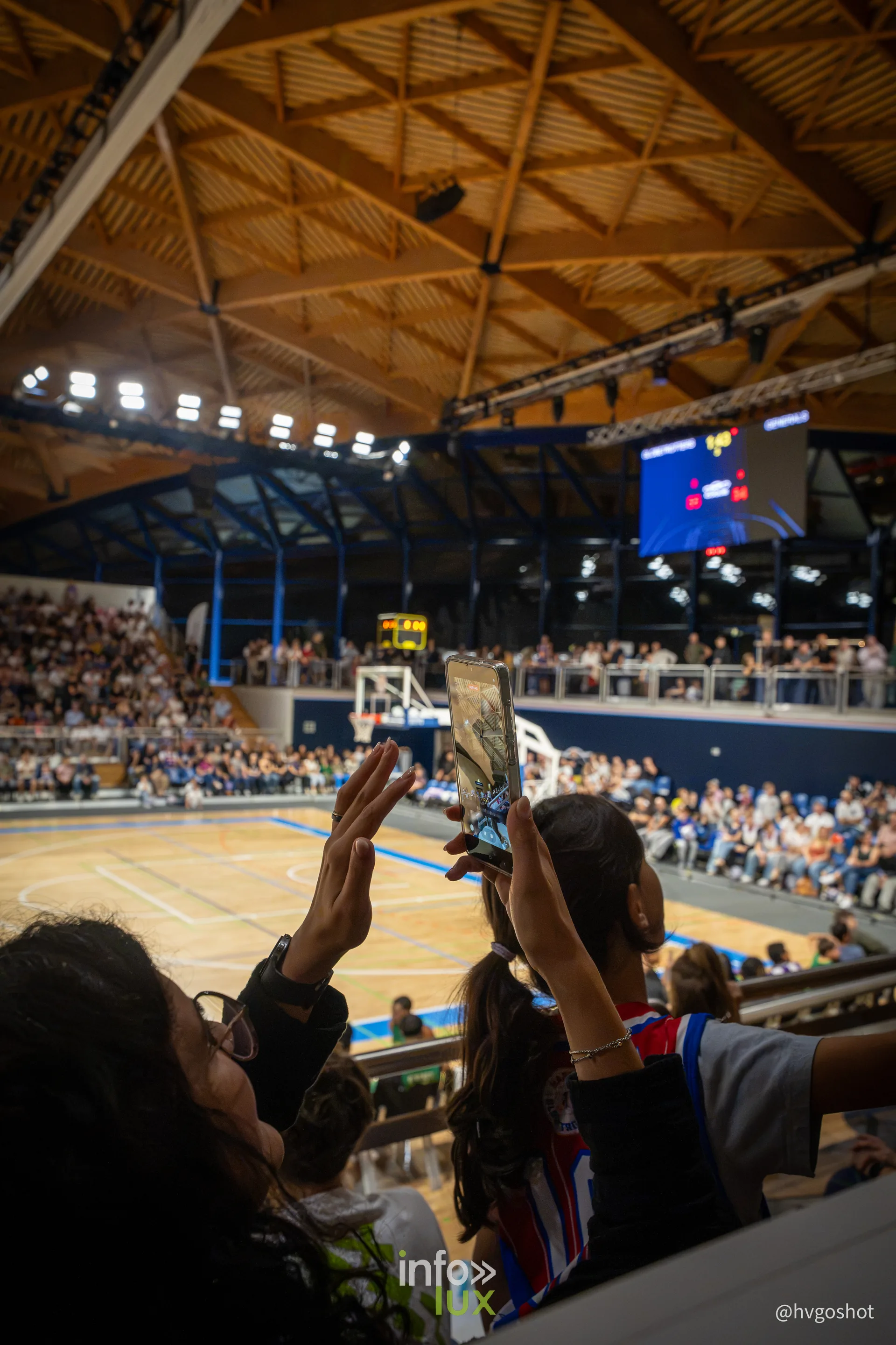 Harlem Globetrotters à la Coque de Luxembourg, 3 octobre 2026 : spectateurs filmant le spectacle
