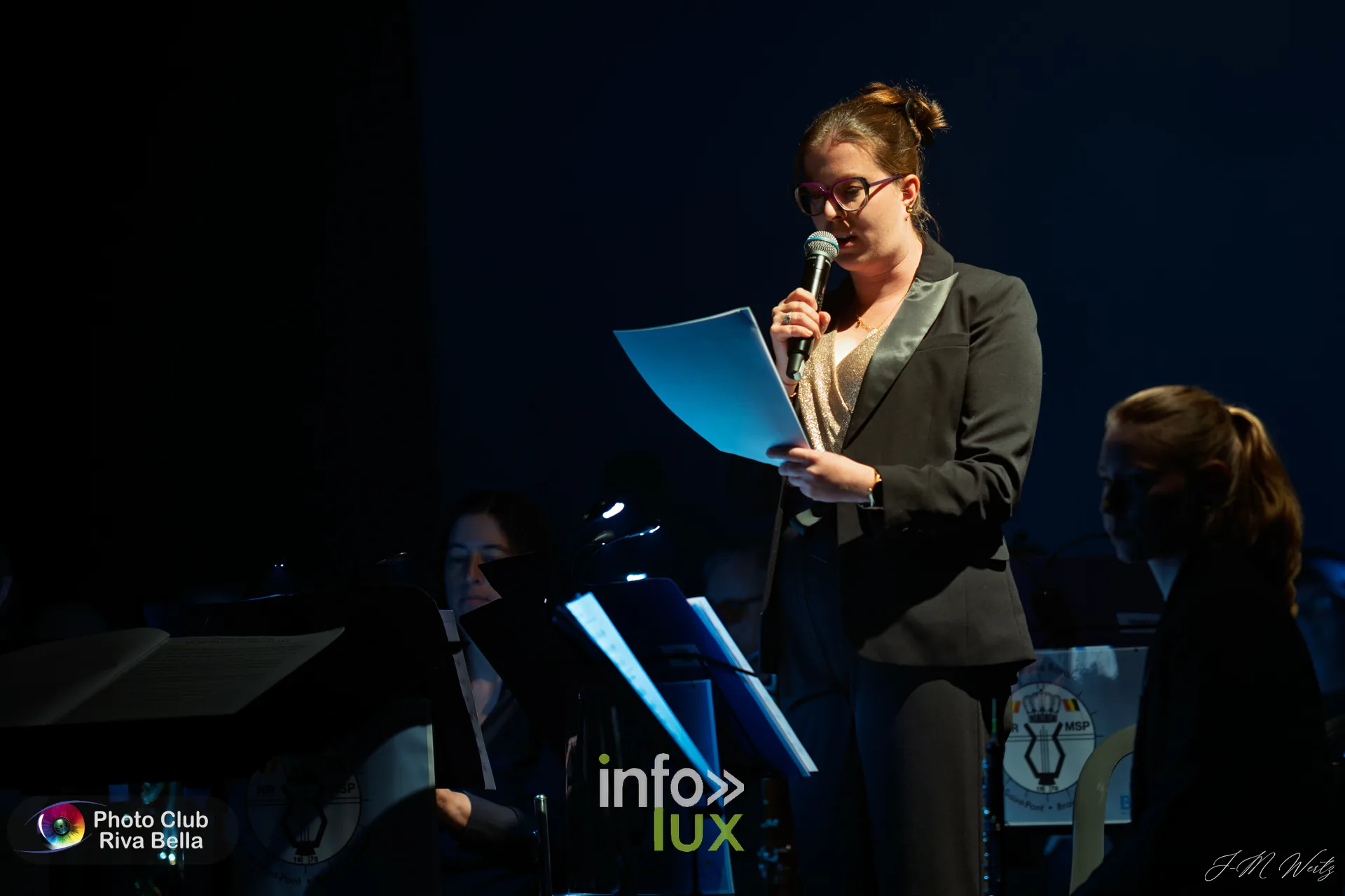 150 ans de l’Harmonie Royale de Mont-Saint-Pont au POP, Braine-l’Alleud, 10 octobre 2026 : la présentation du concert au micro (photo Jean-Marie Wertz, Photo-Club Riva-Bella)