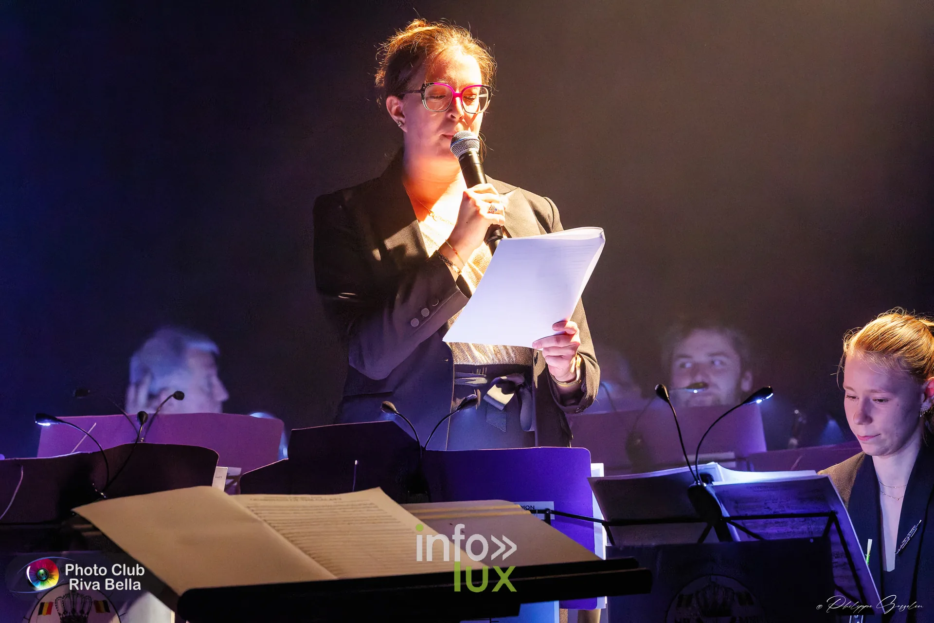 150 ans de l’Harmonie Royale de Mont-Saint-Pont au POP, Braine-l’Alleud, 10 octobre 2026 : la présentation du concert au micro (photo Philippe Gosselin, Photo-Club Riva-Bella)