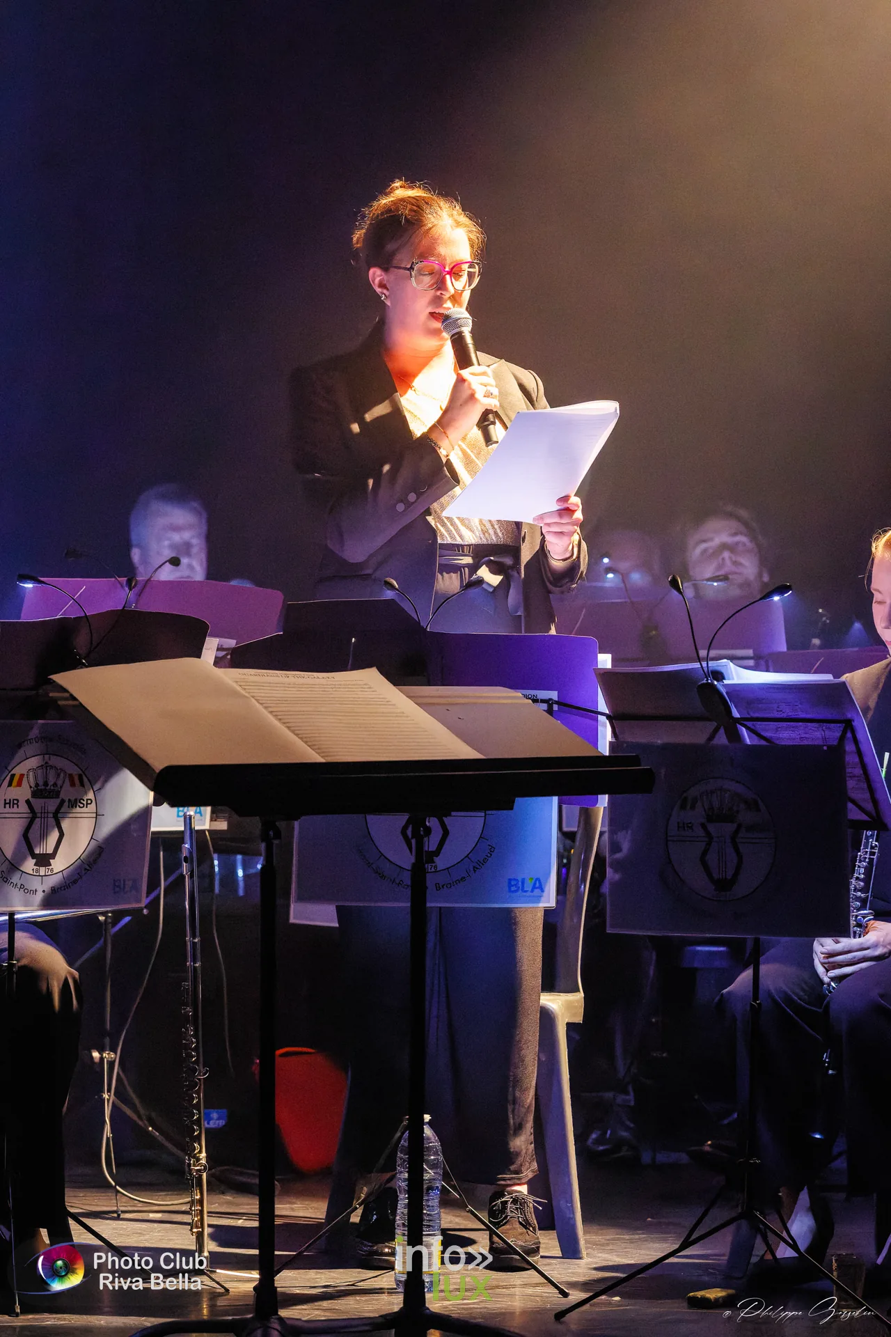 150 ans de l’Harmonie Royale de Mont-Saint-Pont au POP, Braine-l’Alleud, 10 octobre 2026 : la présentation du concert au micro (photo Philippe Gosselin, Photo-Club Riva-Bella)