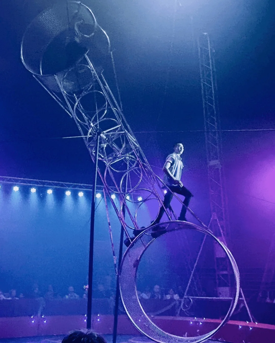 La Roue de la Mort sous le chapiteau du Cirque Spectra, dans le spectacle ILLUMO