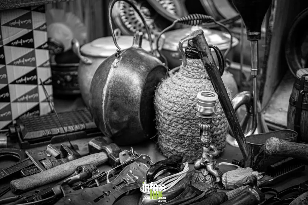 Photo en noir et blanc d'objets vintage dans un marché aux puces à Madrid.