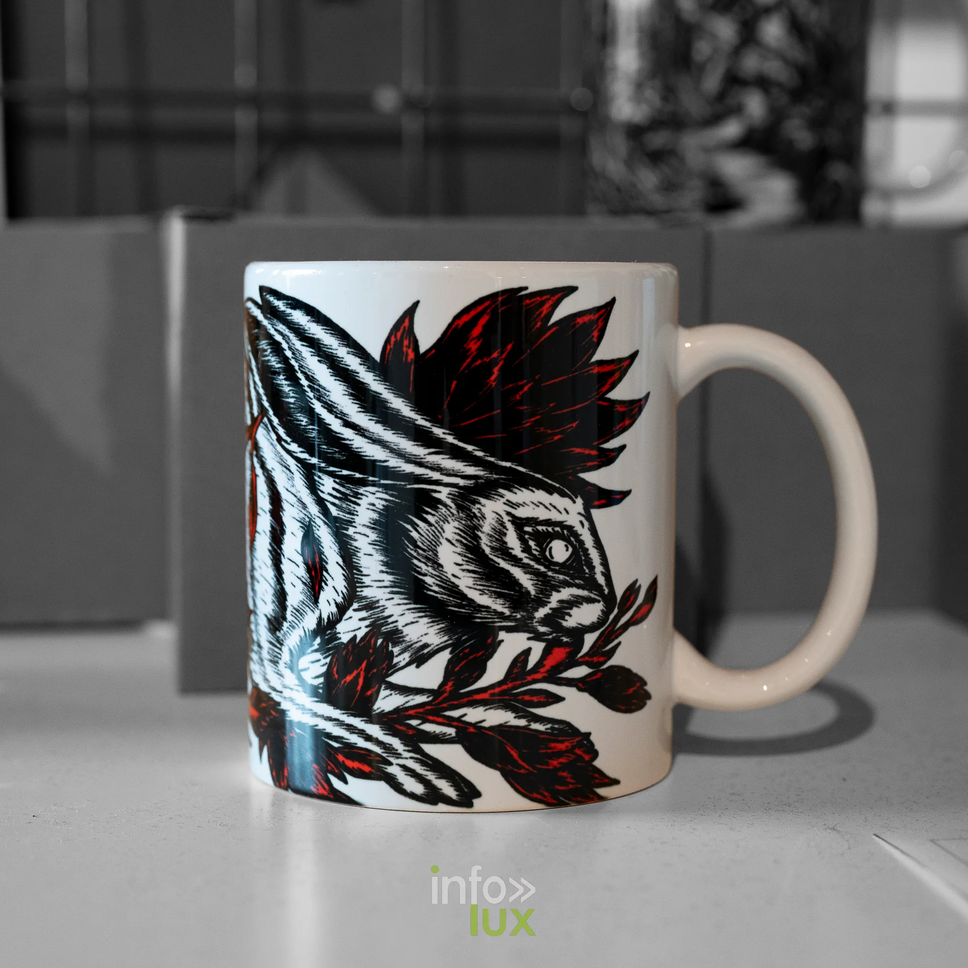 Portrait d’artiste Inky Road, Galerie Opéra, Liège, 2026 : Œuvre d’Inky Road imprimée sur un mug (photo Vincent Salmon)