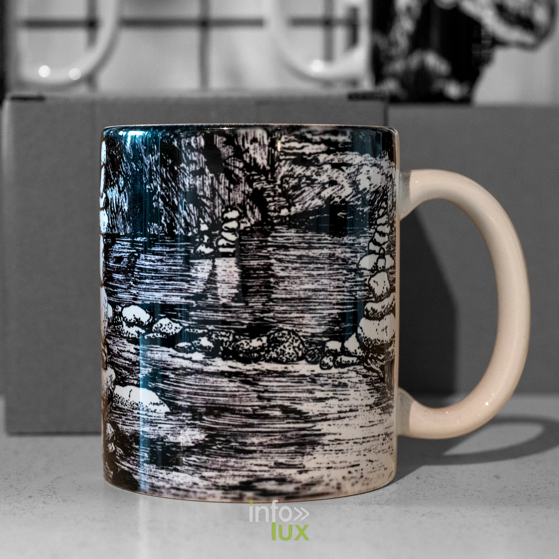 Portrait d’artiste Inky Road, Galerie Opéra, Liège, 2026 : Œuvre d’Inky Road imprimée sur un mug (photo Vincent Salmon)