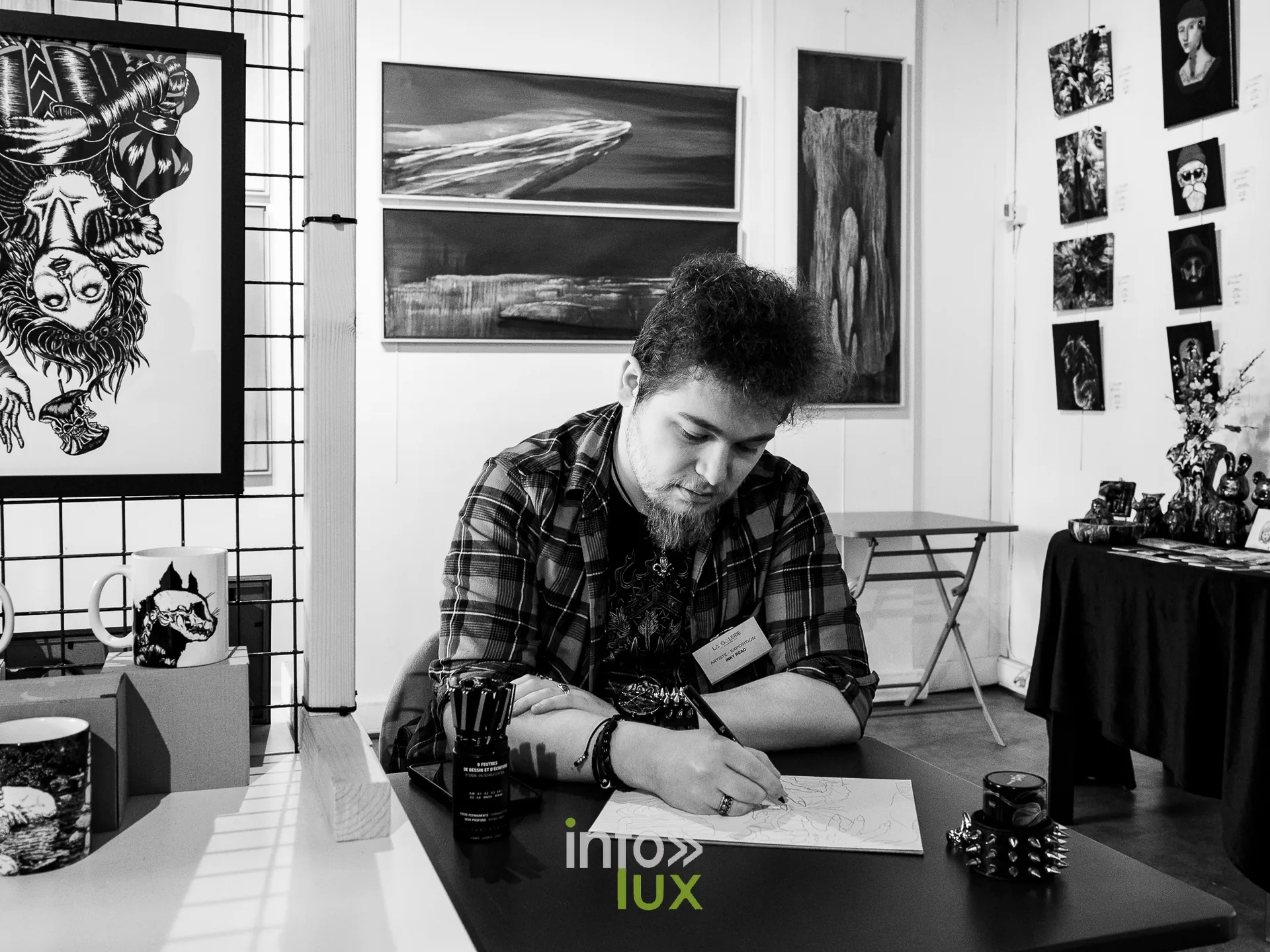 Portrait d’artiste Inky Road, Galerie Opéra, Liège, 2026 : Inky Road dessine dans la galerie (photo Vincent Salmon)