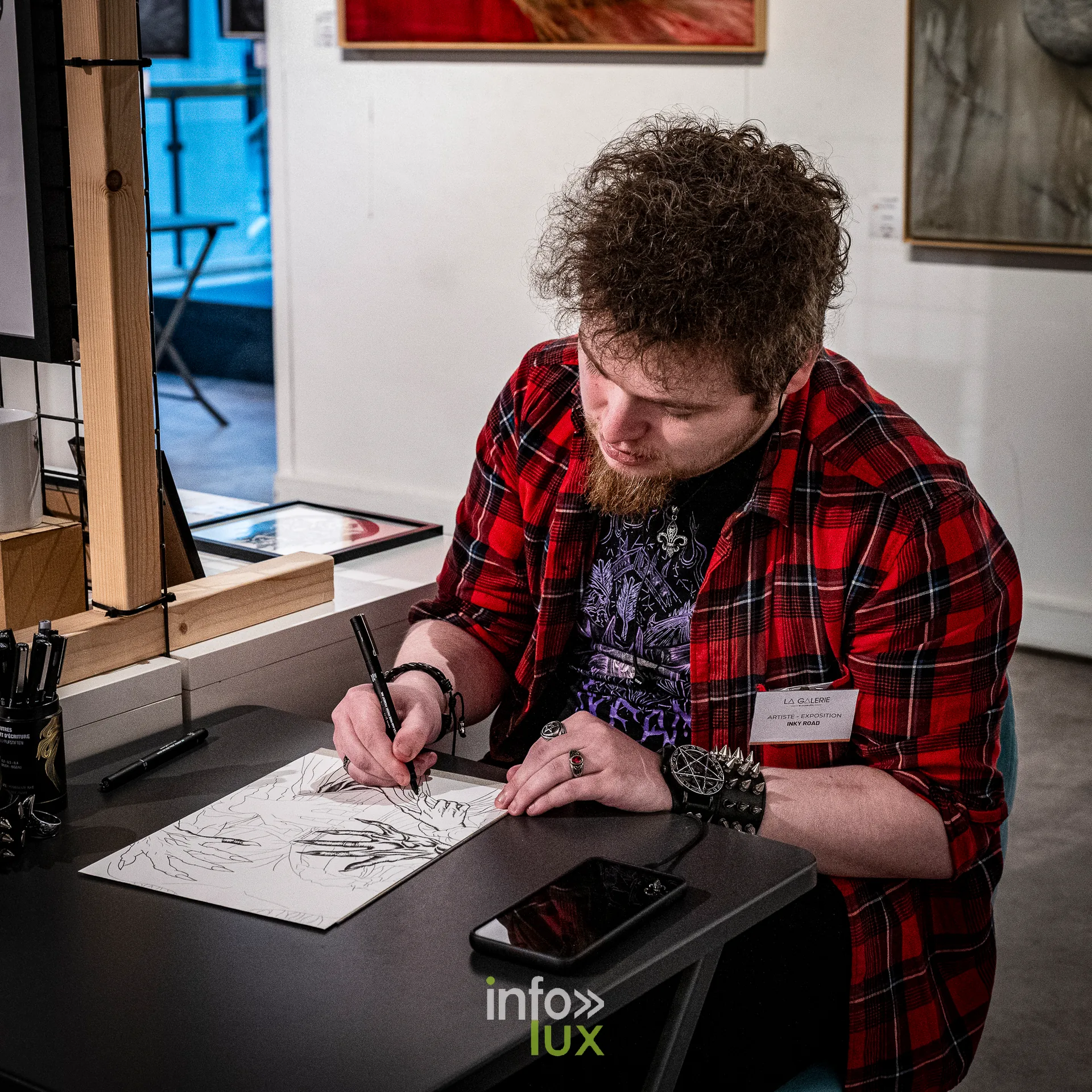 Portrait d’artiste Inky Road, Galerie Opéra, Liège, 2026 : Inky Road dessine dans la galerie (photo Vincent Salmon)