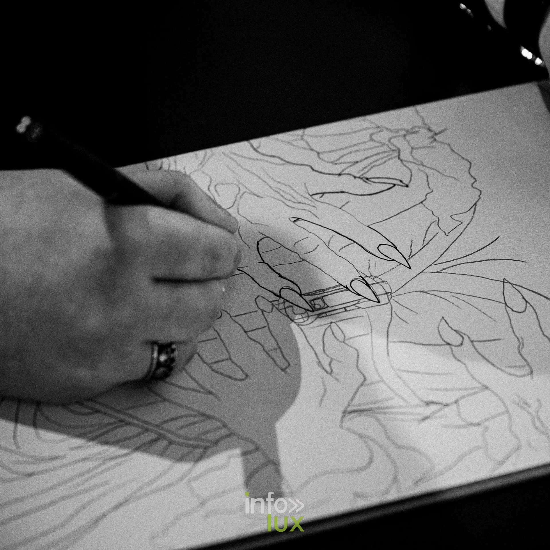 Portrait d’artiste Inky Road, Galerie Opéra, Liège, 2026 : Inky Road, dessin en cours (photo Vincent Salmon)