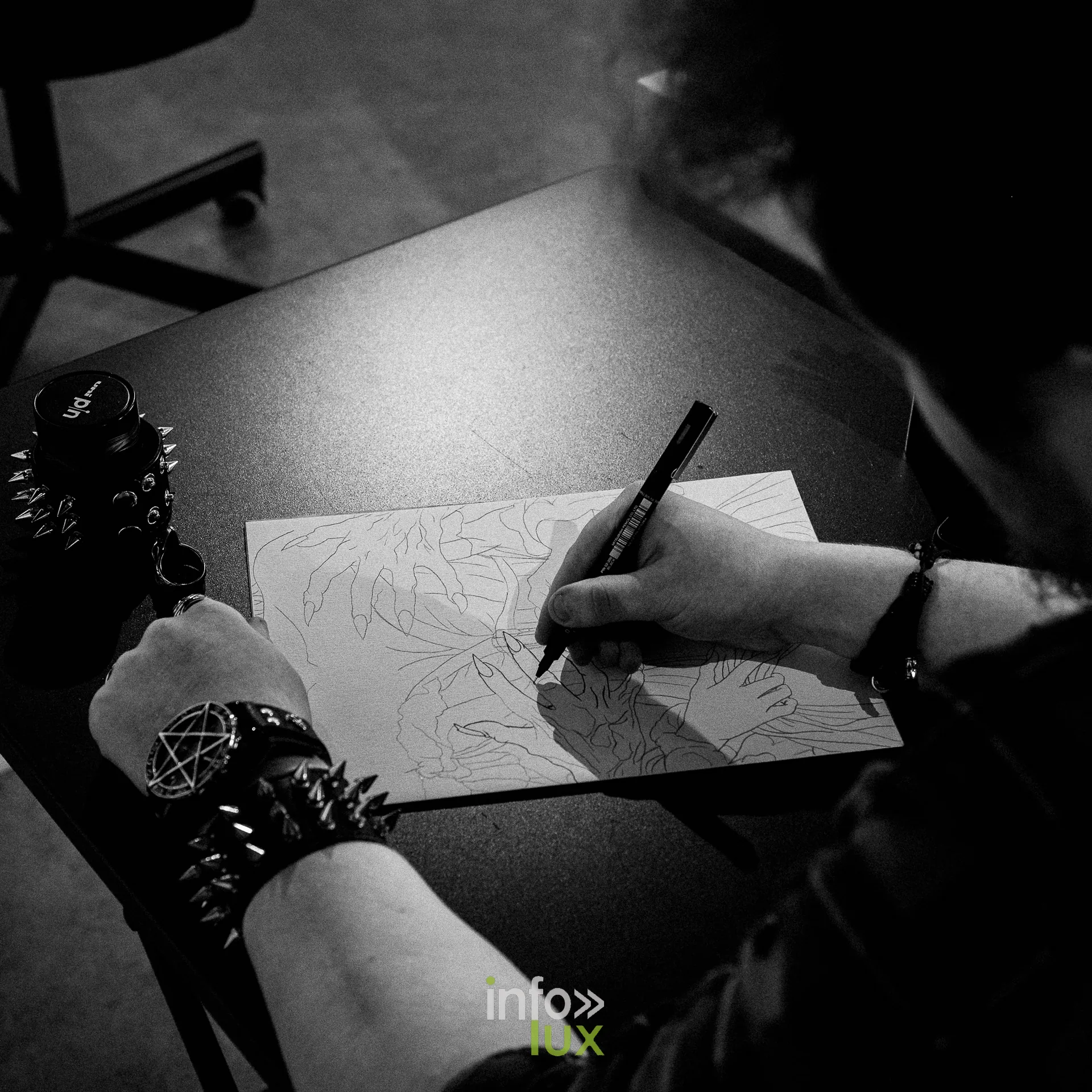 Portrait d’artiste Inky Road, Galerie Opéra, Liège, 2026 : Inky Road, dessin en cours (photo Vincent Salmon)