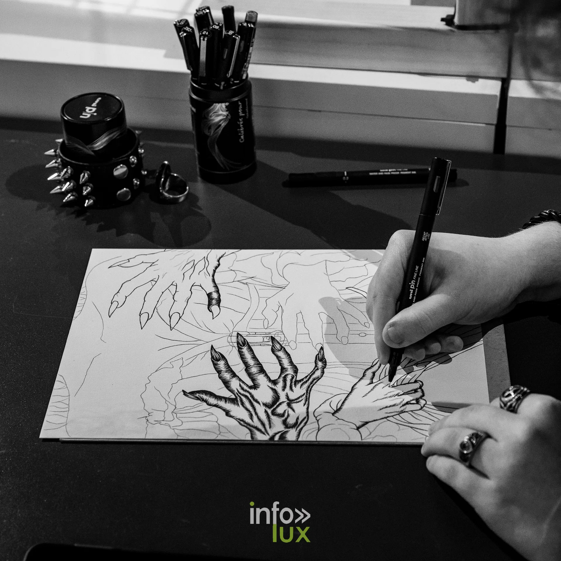 Portrait d’artiste Inky Road, Galerie Opéra, Liège, 2026 : Inky Road, dessin en cours (photo Vincent Salmon)