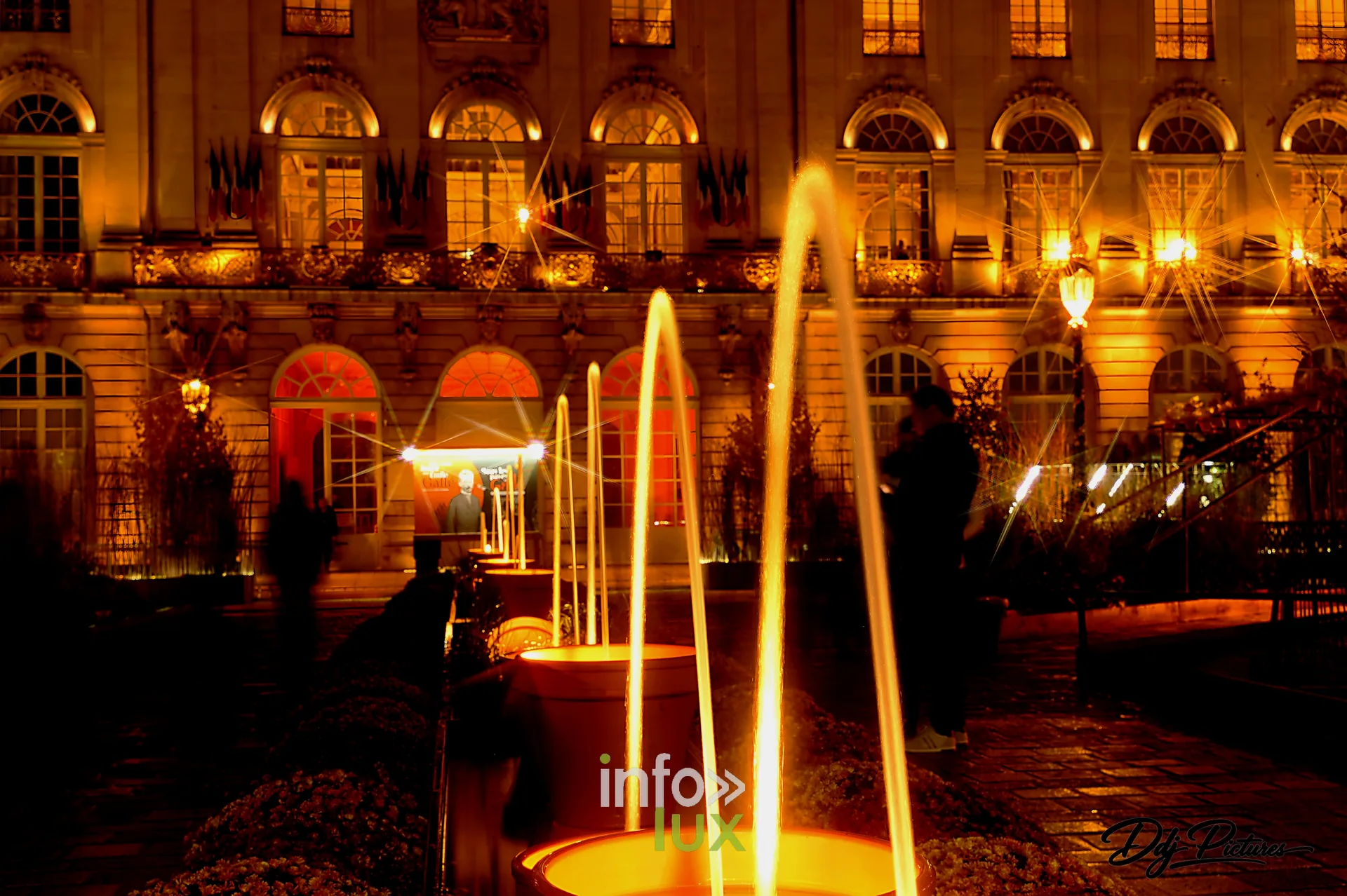 Jardin éphémère « Gallé ou l’éclat de vert », place Stanislas à Nancy, 29 octobre 2026 : jets d’eau devant les façades de la place (photo Éric Didierjean)