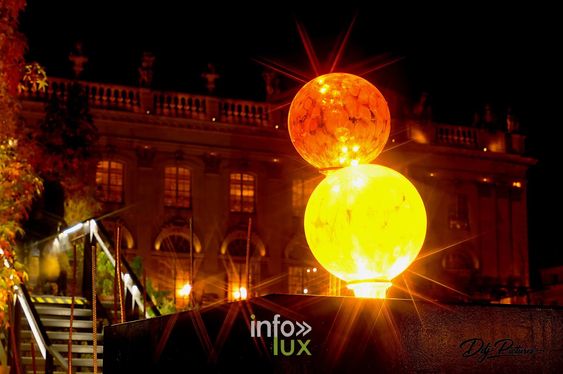 Jardin éphémère « Gallé ou l’éclat de vert », place Stanislas à Nancy, 29 octobre 2026 : deux globes lumineux (photo Éric Didierjean)