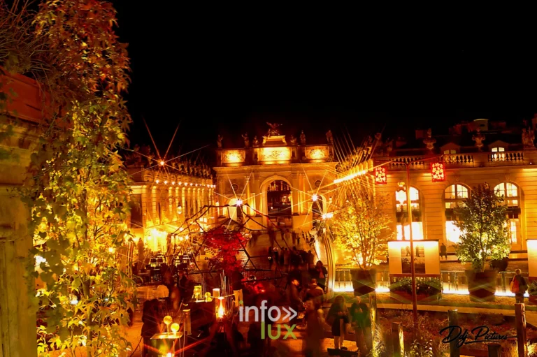 Jardin éphémère « Gallé ou l’éclat de vert », place Stanislas à Nancy, 29 octobre 2026 : vue d’ensemble du jardin avec des visiteurs (photo Éric Didierjean)