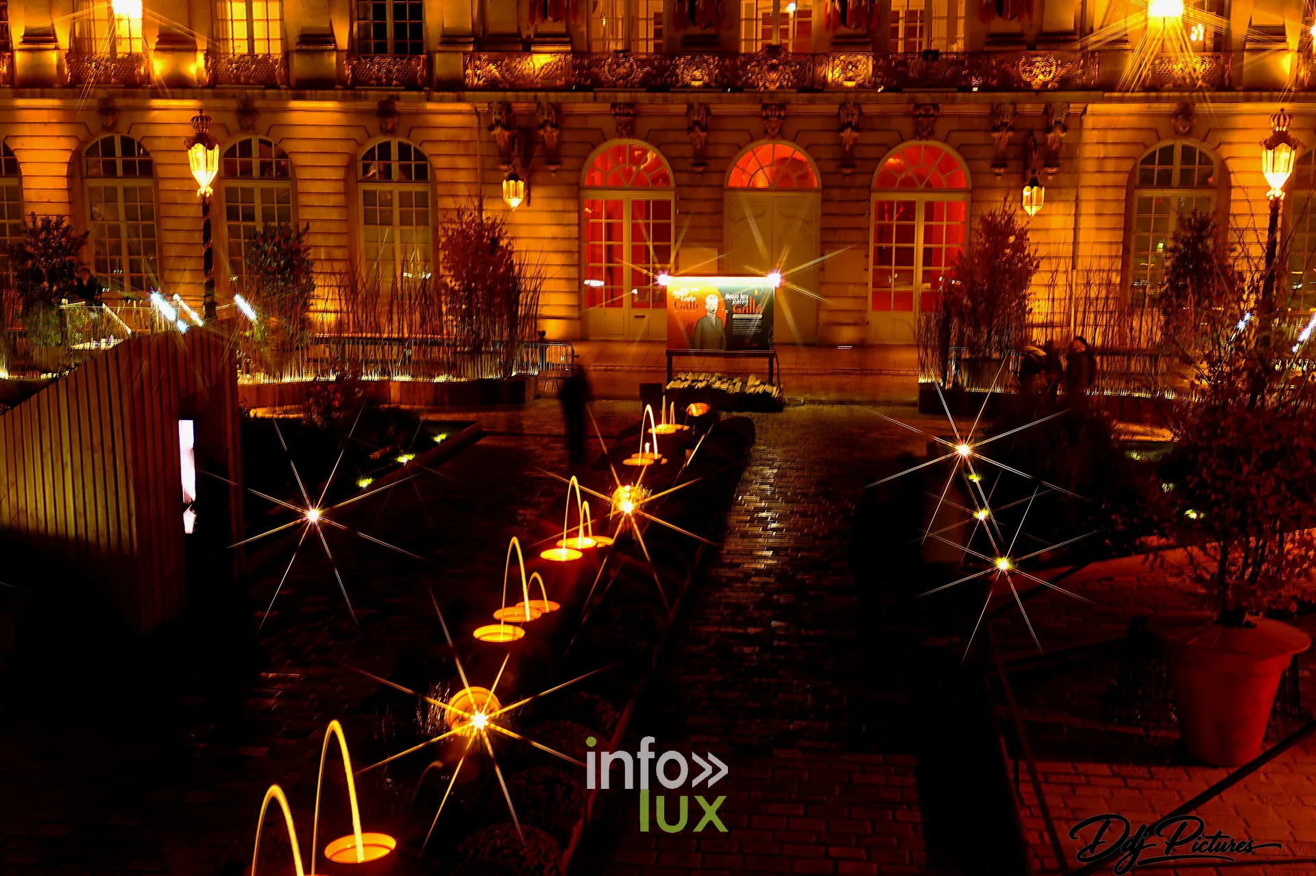 Jardin éphémère « Gallé ou l’éclat de vert », place Stanislas à Nancy, 29 octobre 2026 : allée bordée de petits bassins et de jets d’eau (photo Éric Didierjean)
