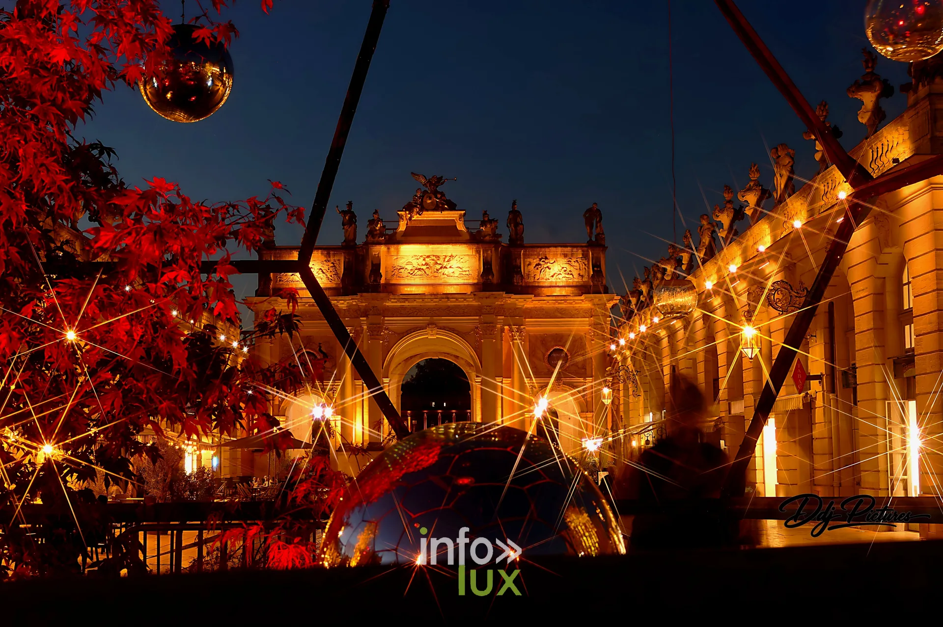 Jardin éphémère « Gallé ou l’éclat de vert », place Stanislas à Nancy, 29 octobre 2026 : l’arc Héré vu depuis le jardin (photo Éric Didierjean)